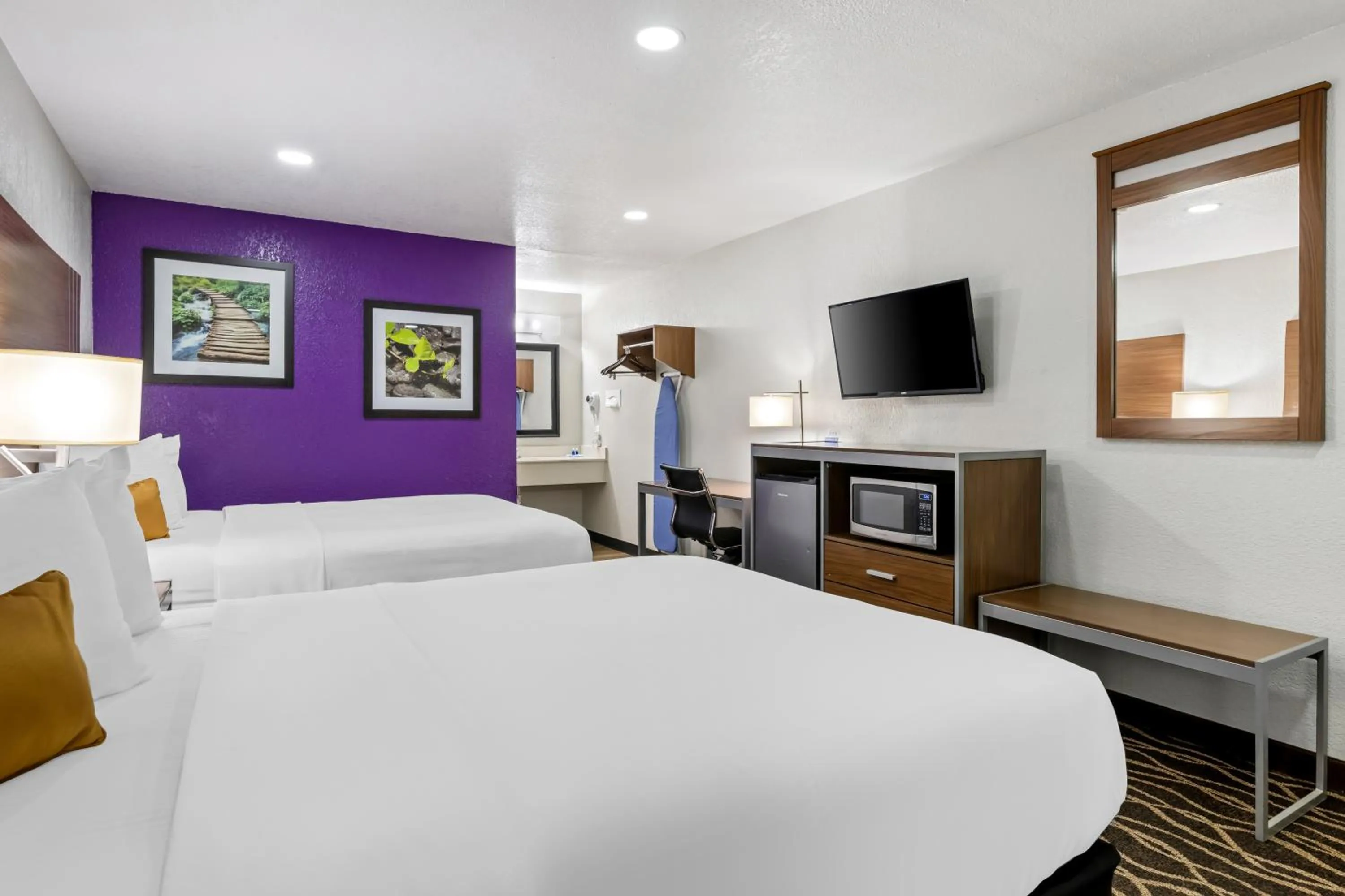 Bed in Rodeway Inn Carlsbad Caverns Area