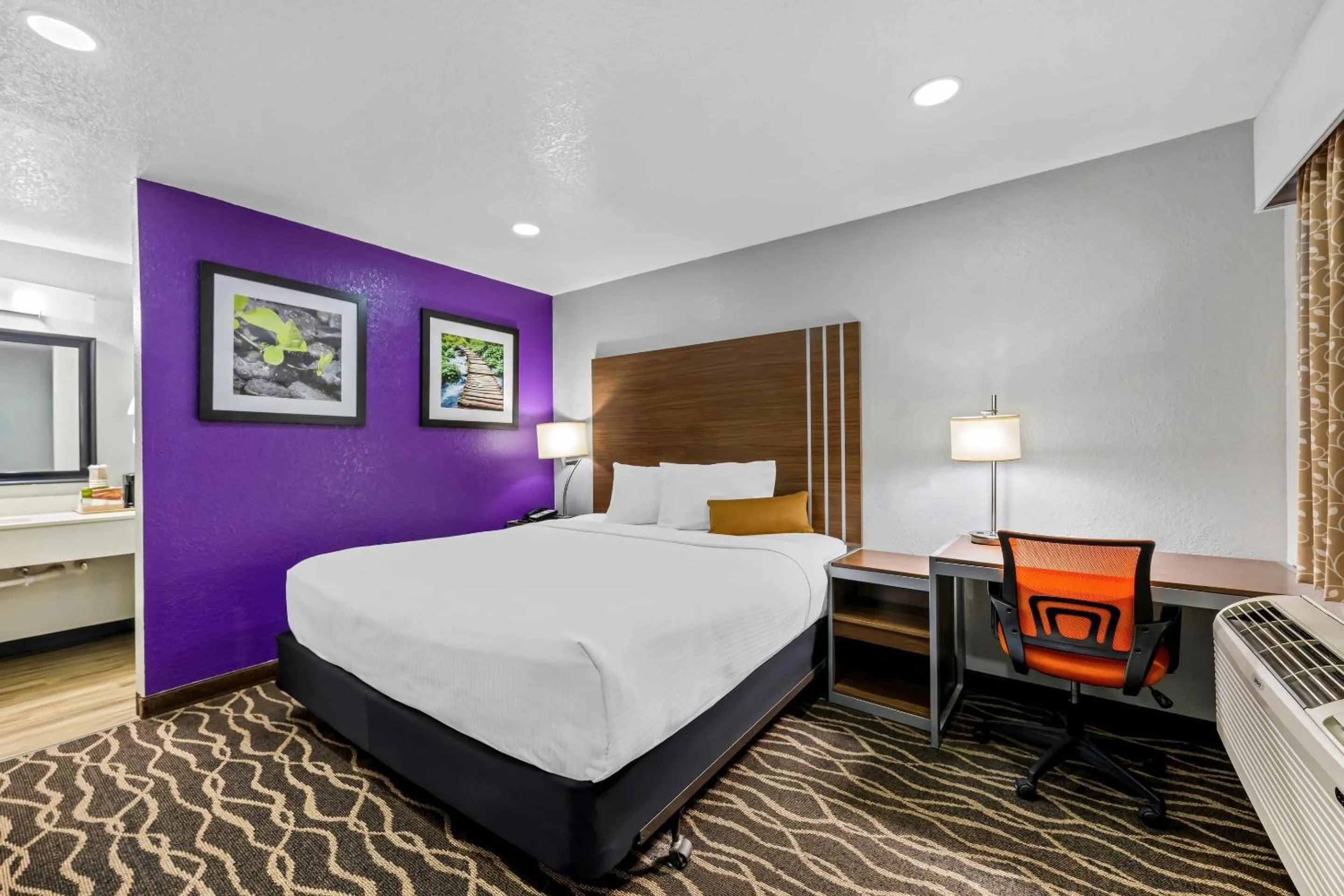 Bedroom, Bed in Rodeway Inn Carlsbad Caverns Area