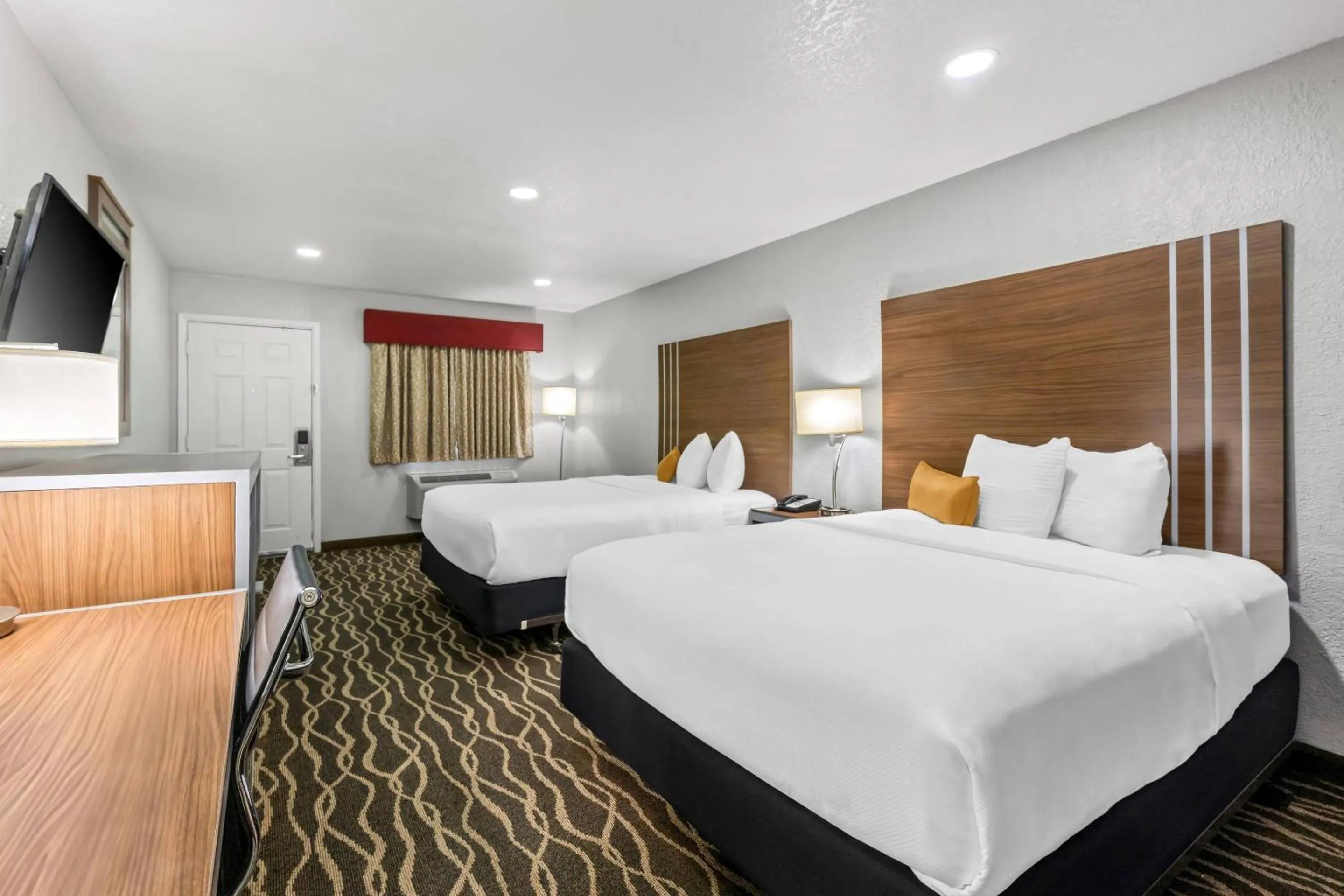 Bedroom, Bed in Rodeway Inn Carlsbad Caverns Area