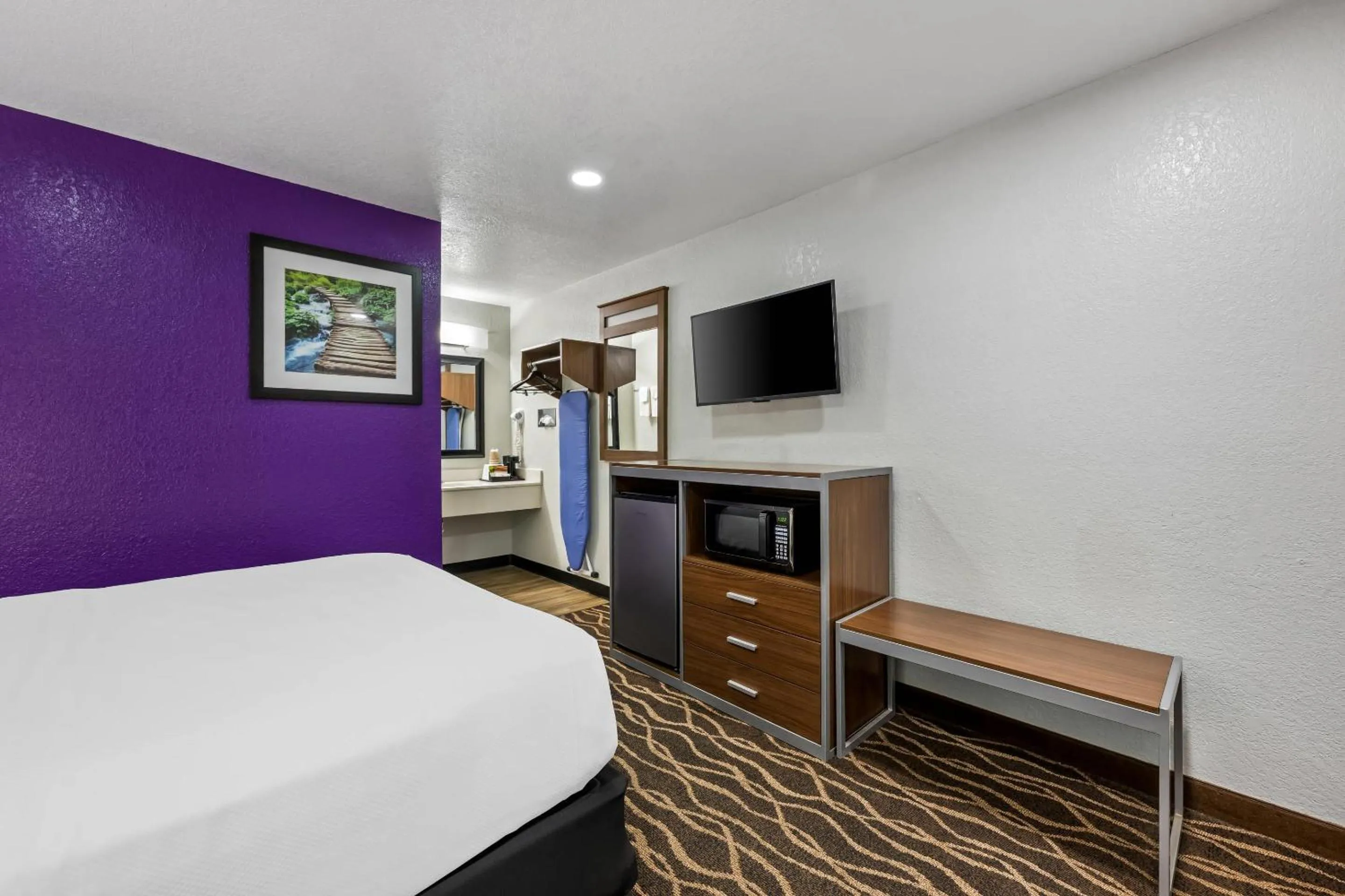 Bedroom, Bed in Rodeway Inn Carlsbad Caverns Area