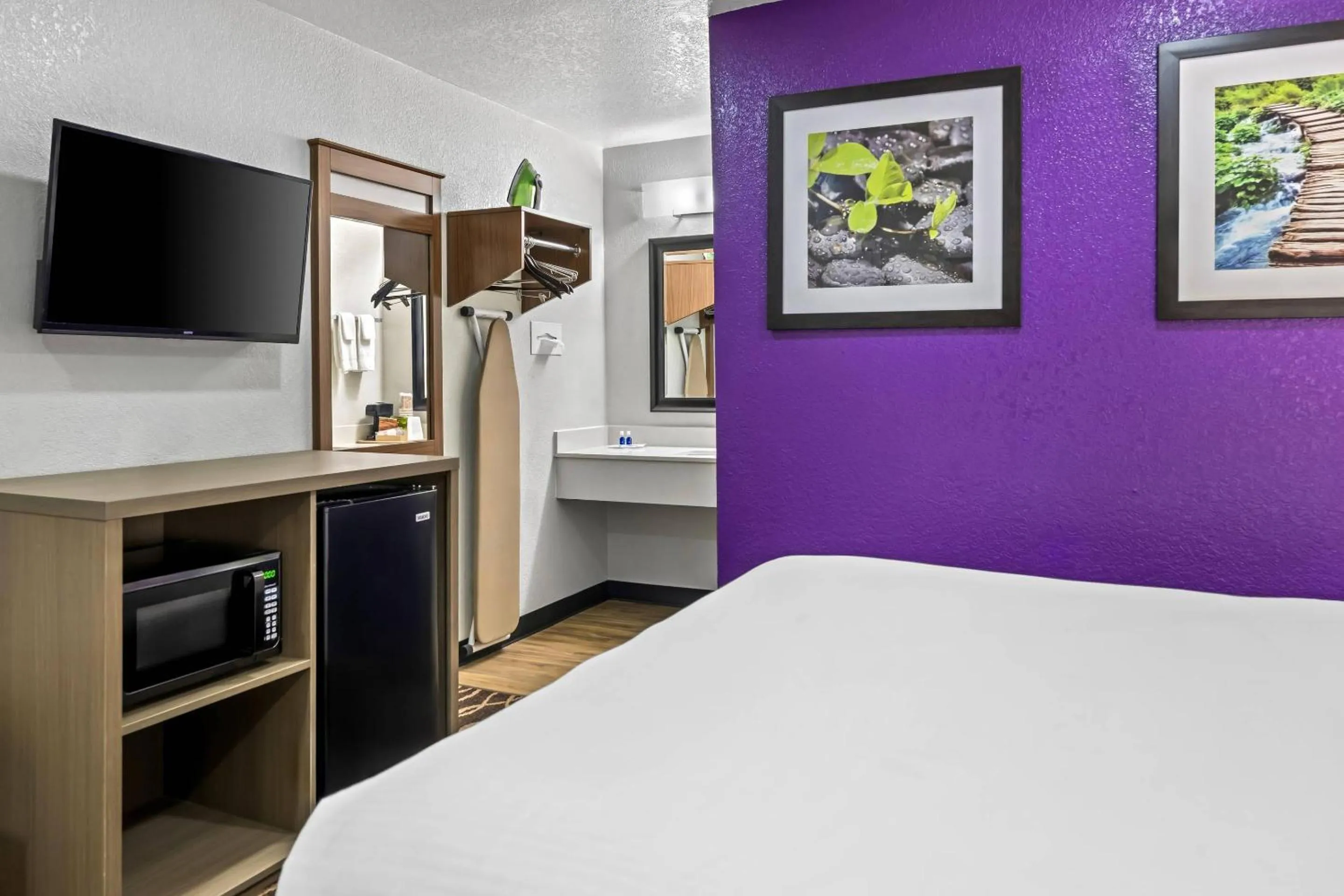 Bedroom, Bed in Rodeway Inn Carlsbad Caverns Area