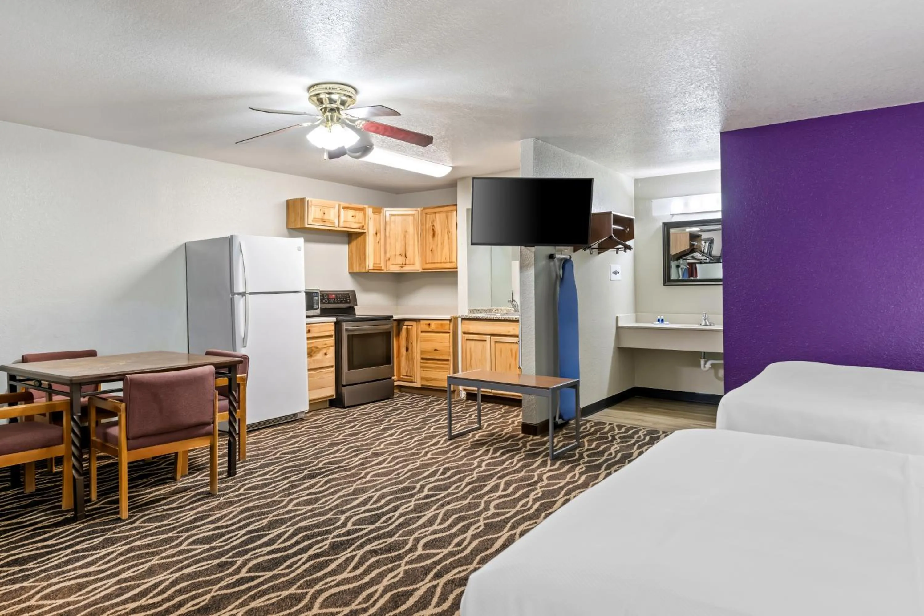 Kitchen or kitchenette, Bed in Rodeway Inn Carlsbad Caverns Area