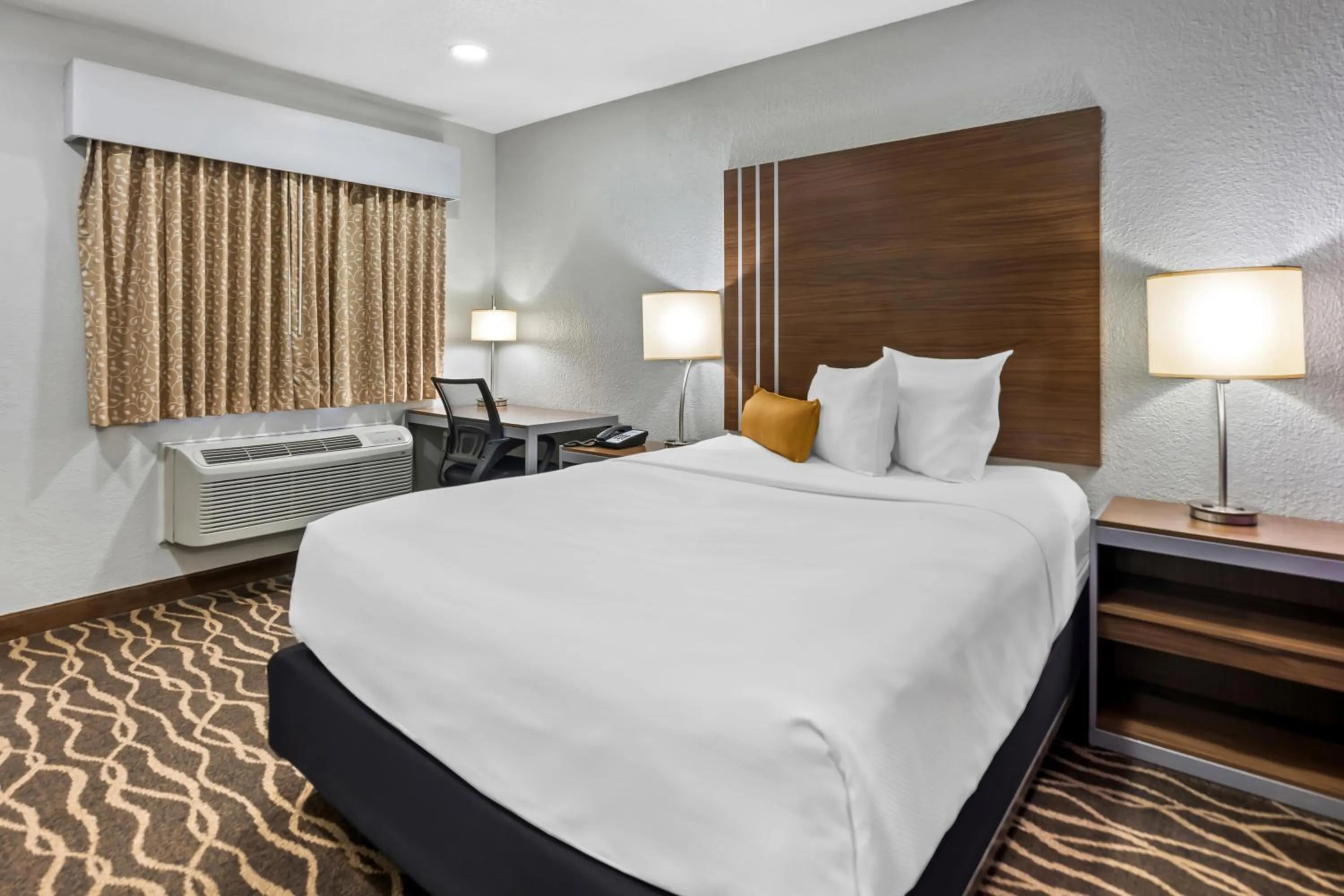 Bed in Rodeway Inn Carlsbad Caverns Area