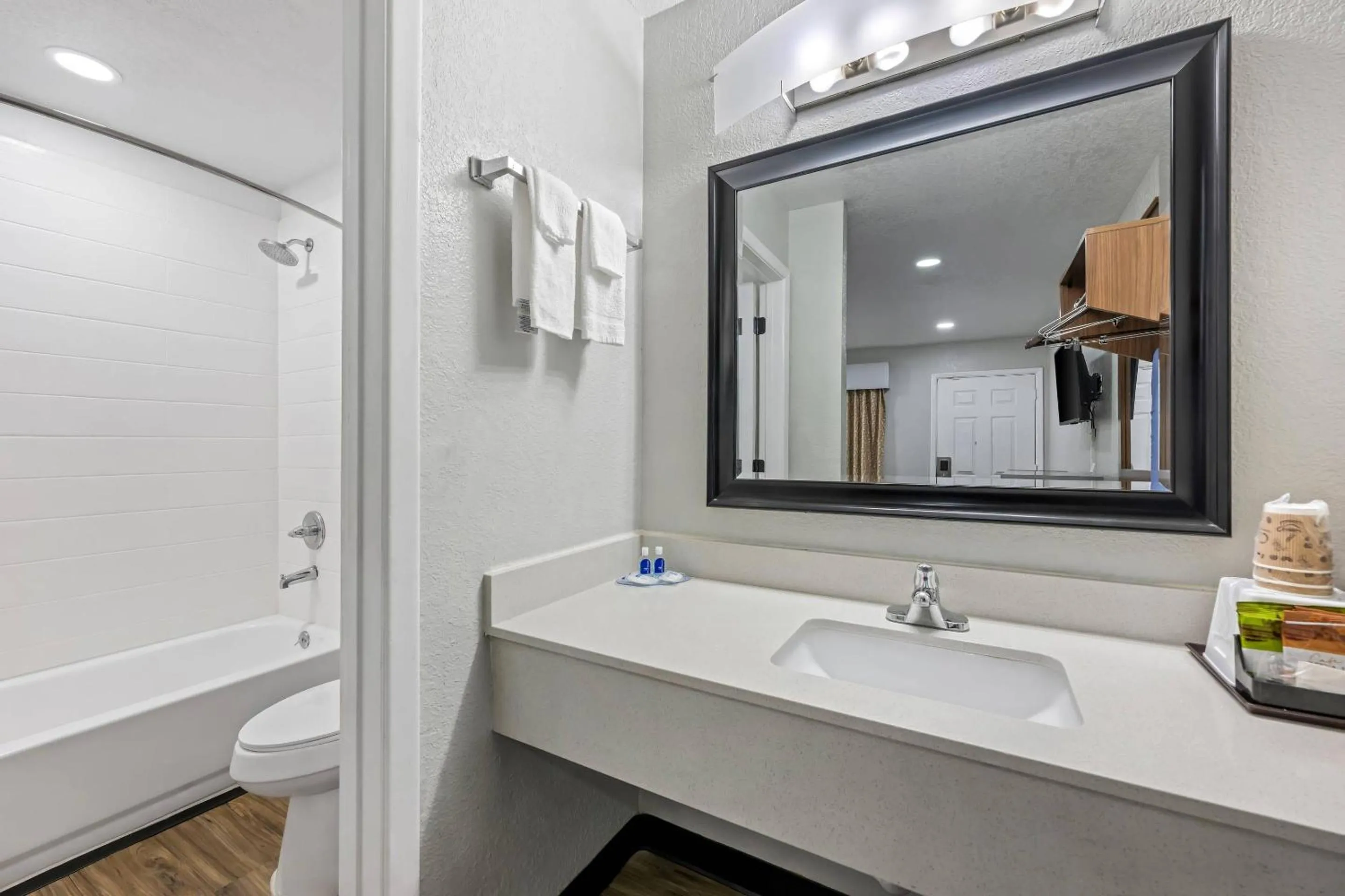 Bedroom in Rodeway Inn Carlsbad Caverns Area