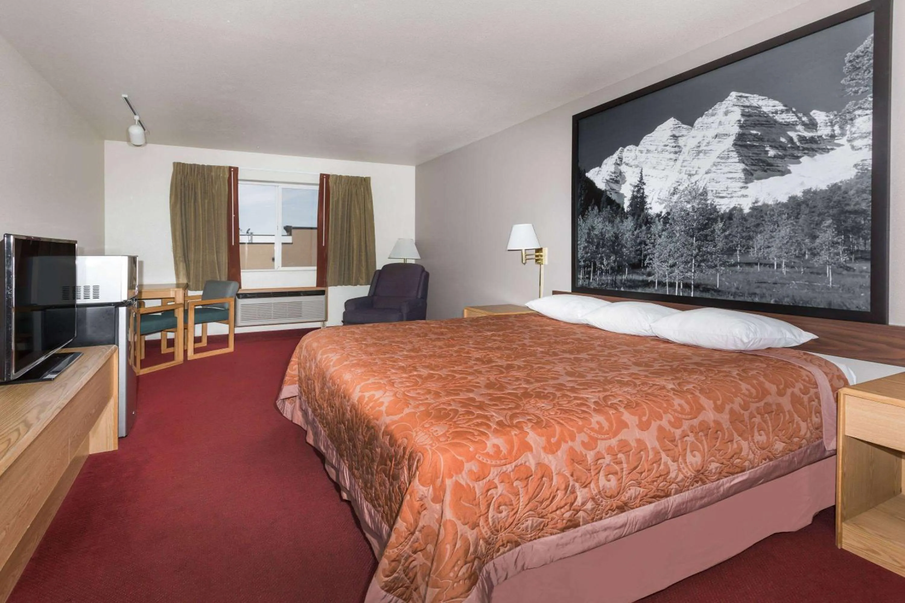 Photo of the whole room, Bed in Super 8 by Wyndham Fruita