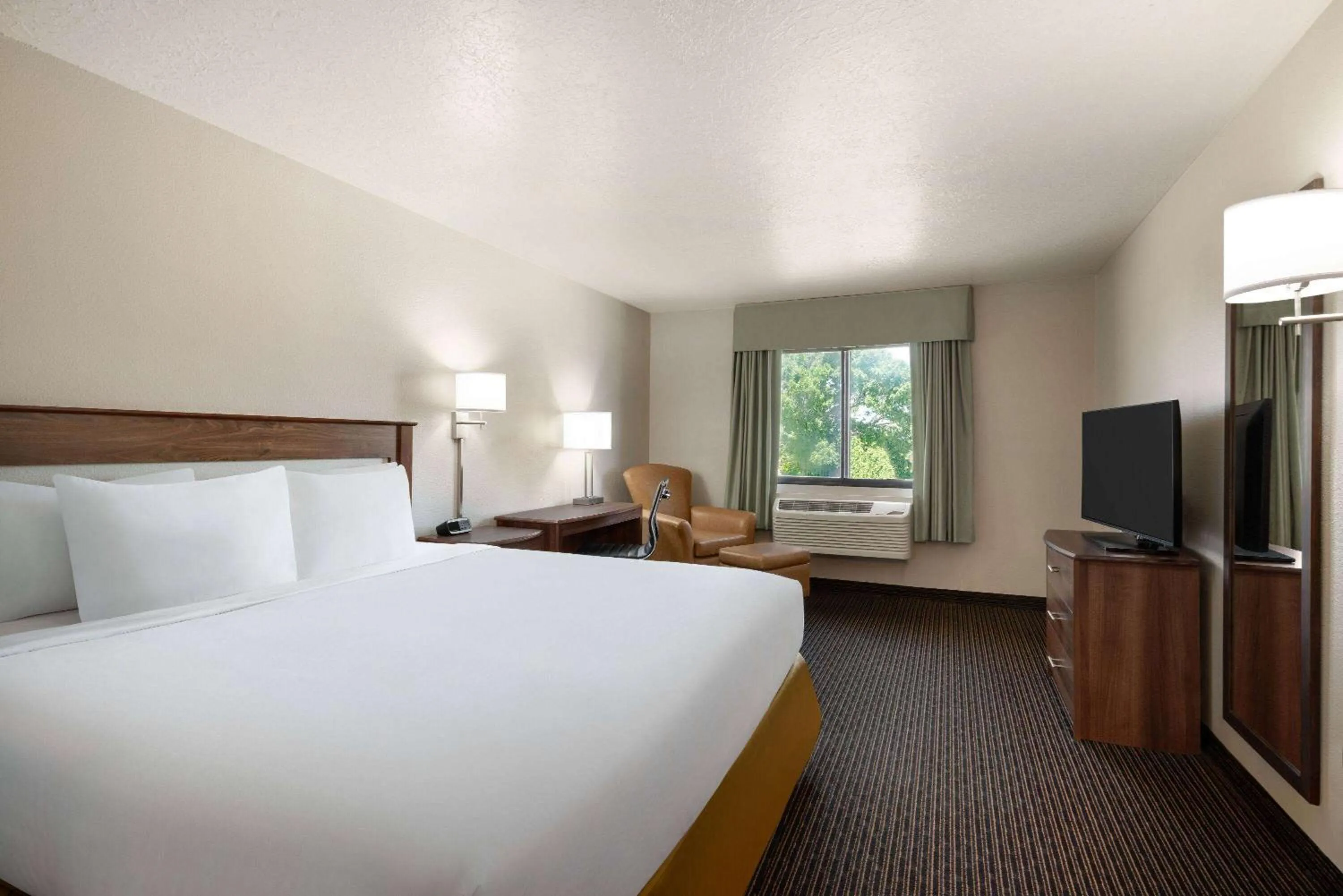 Photo of the whole room, Bed in Travelodge by Wyndham Vaughn