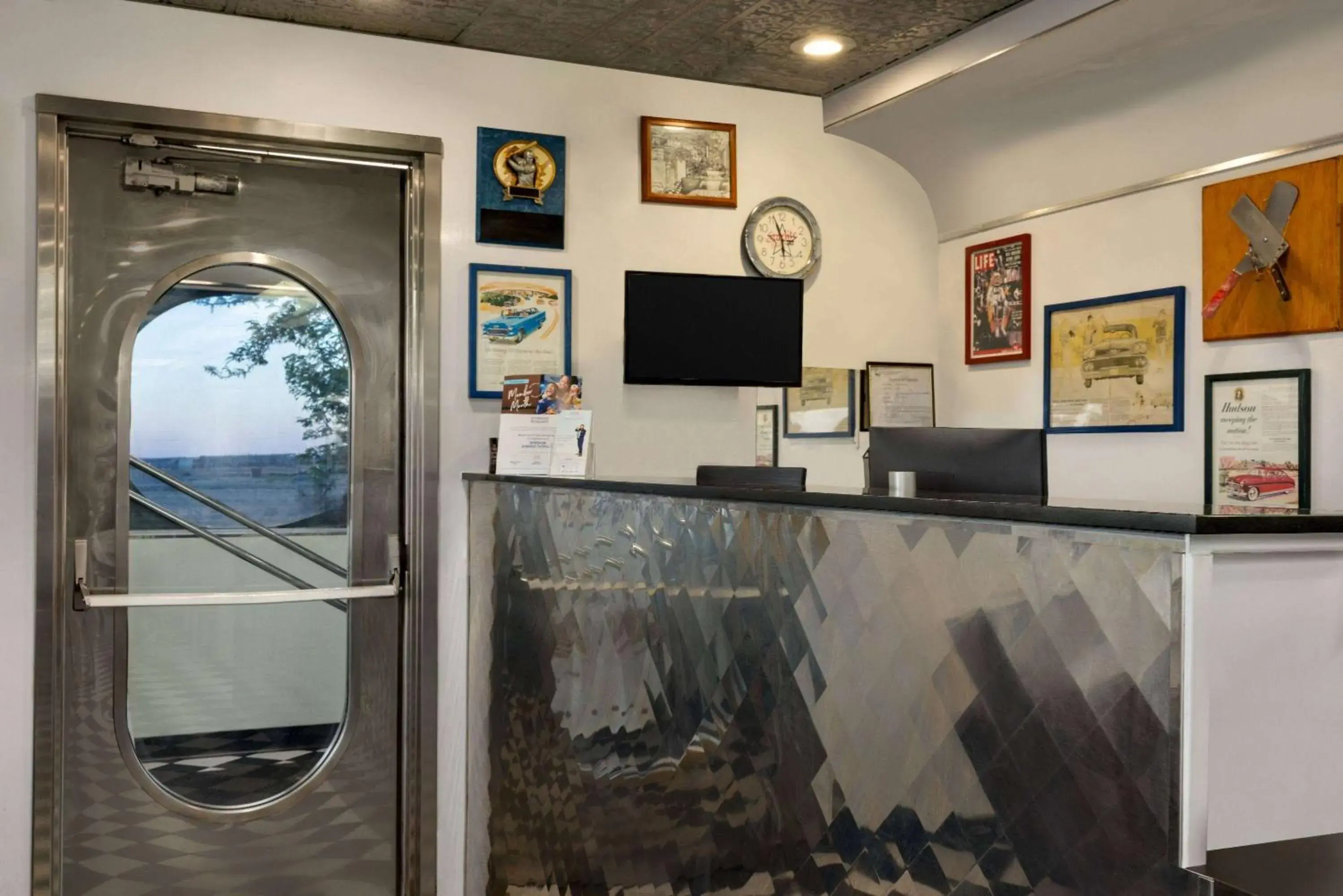 Lobby or reception in Travelodge by Wyndham Vaughn Lobby or reception in Travelodge by Wyndham Vaughn