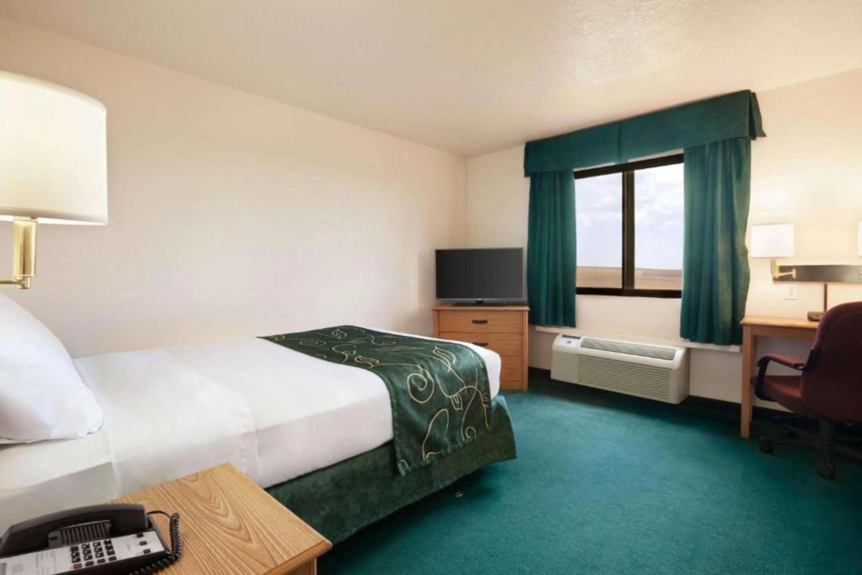 Bedroom, Bed in Travelodge by Wyndham Vaughn