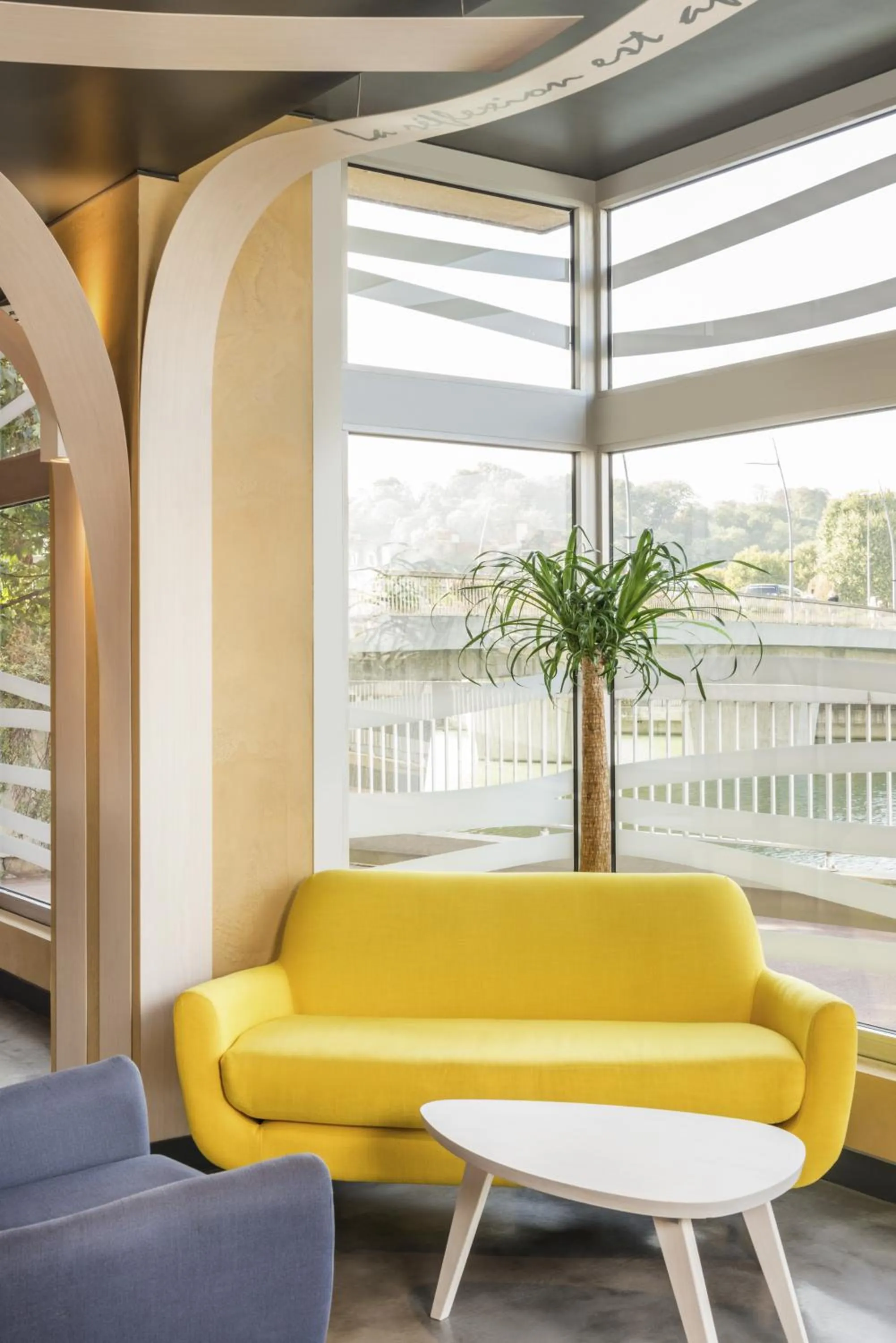 Communal lounge/ TV room in ibis Styles Meaux Centre