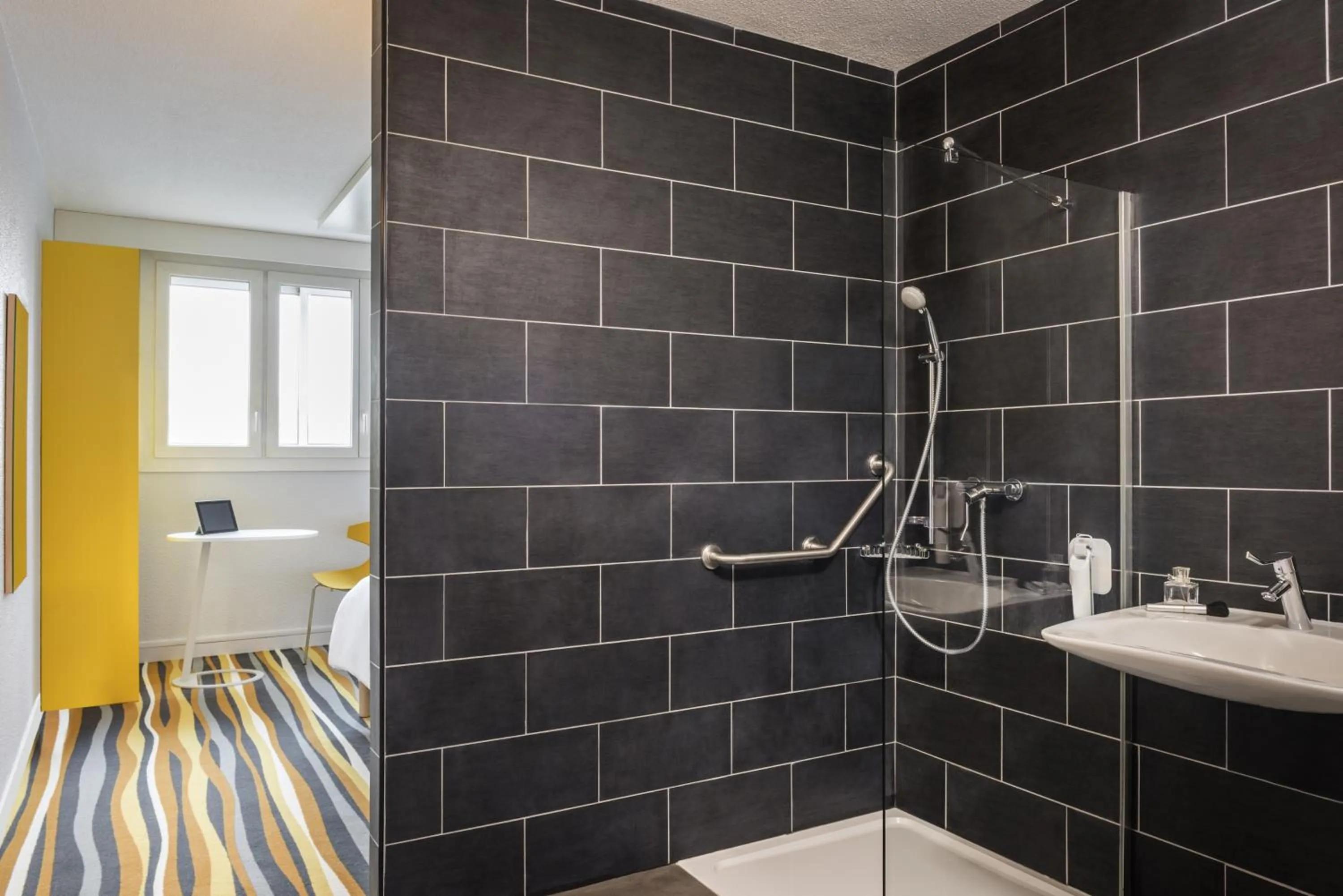 Shower in ibis Styles Meaux Centre