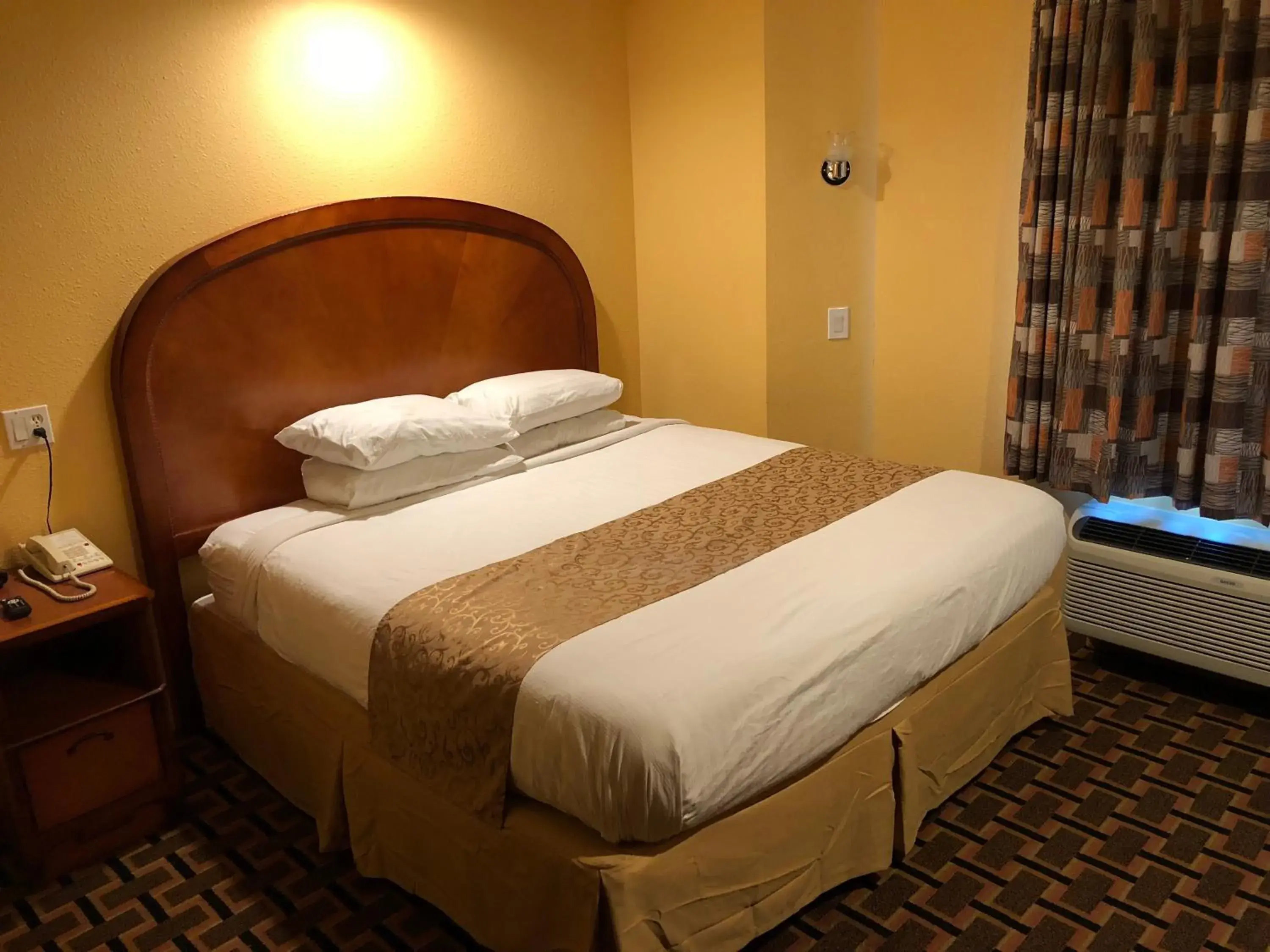 Bed in Americas Best Value Inn Addison Bed in Americas Best Value Inn Addison