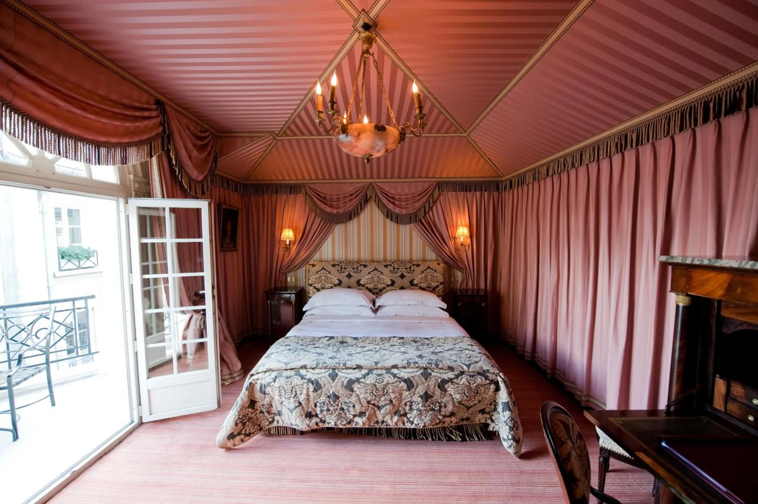 Bed in L'Hôtel
