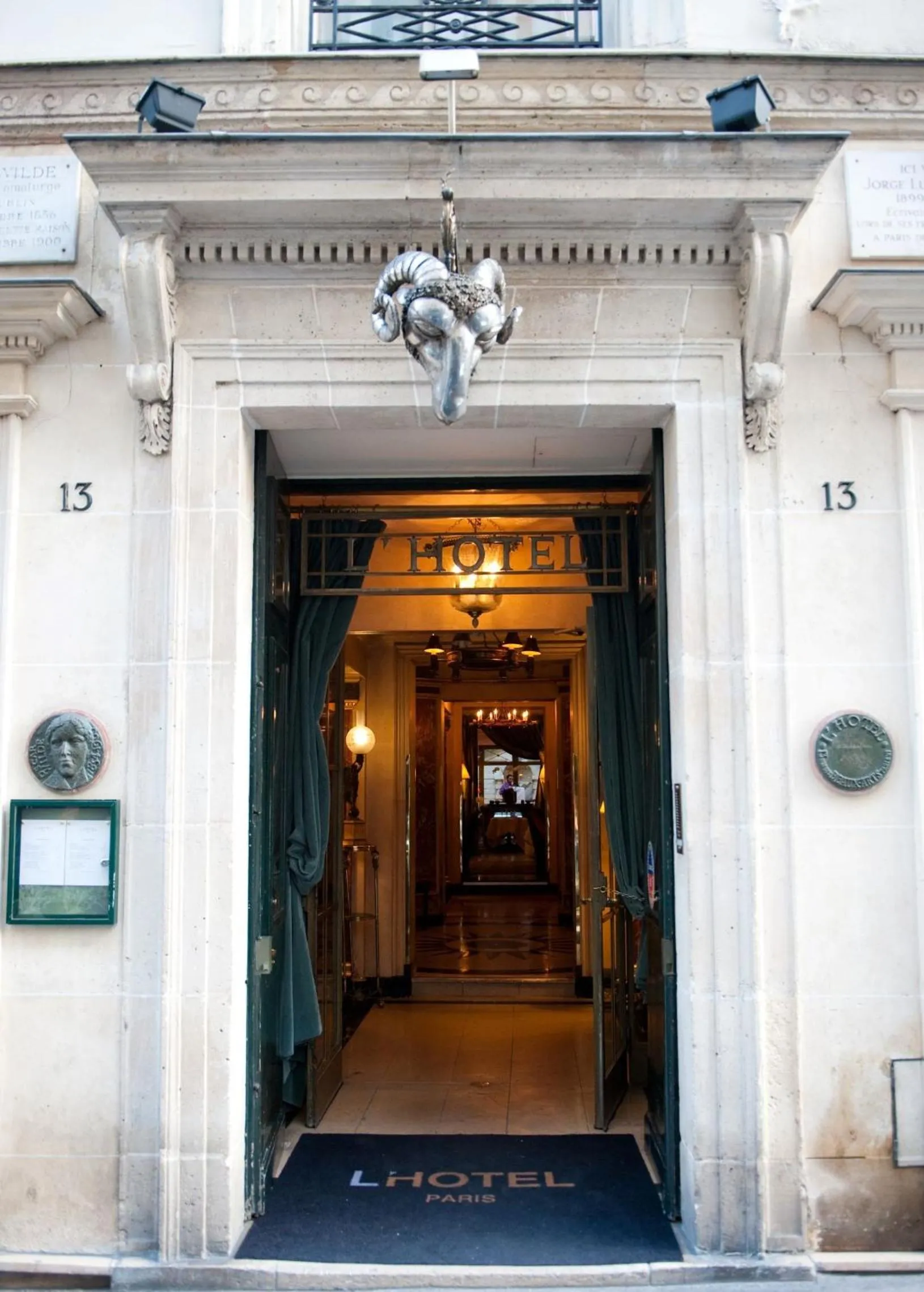 Facade/entrance in L'Hôtel