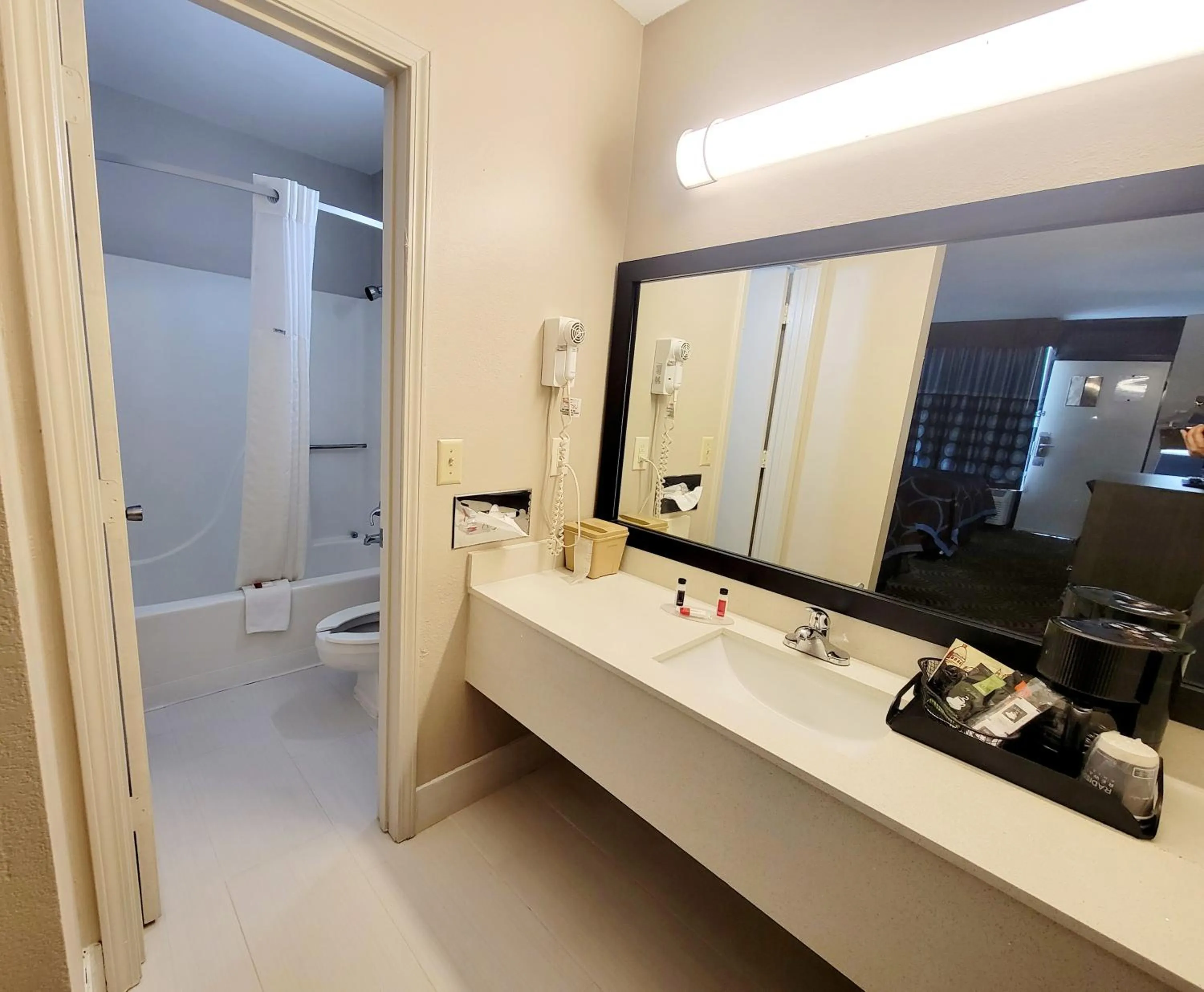 Coffee/tea facilities in Super 8 by Wyndham Marion NC