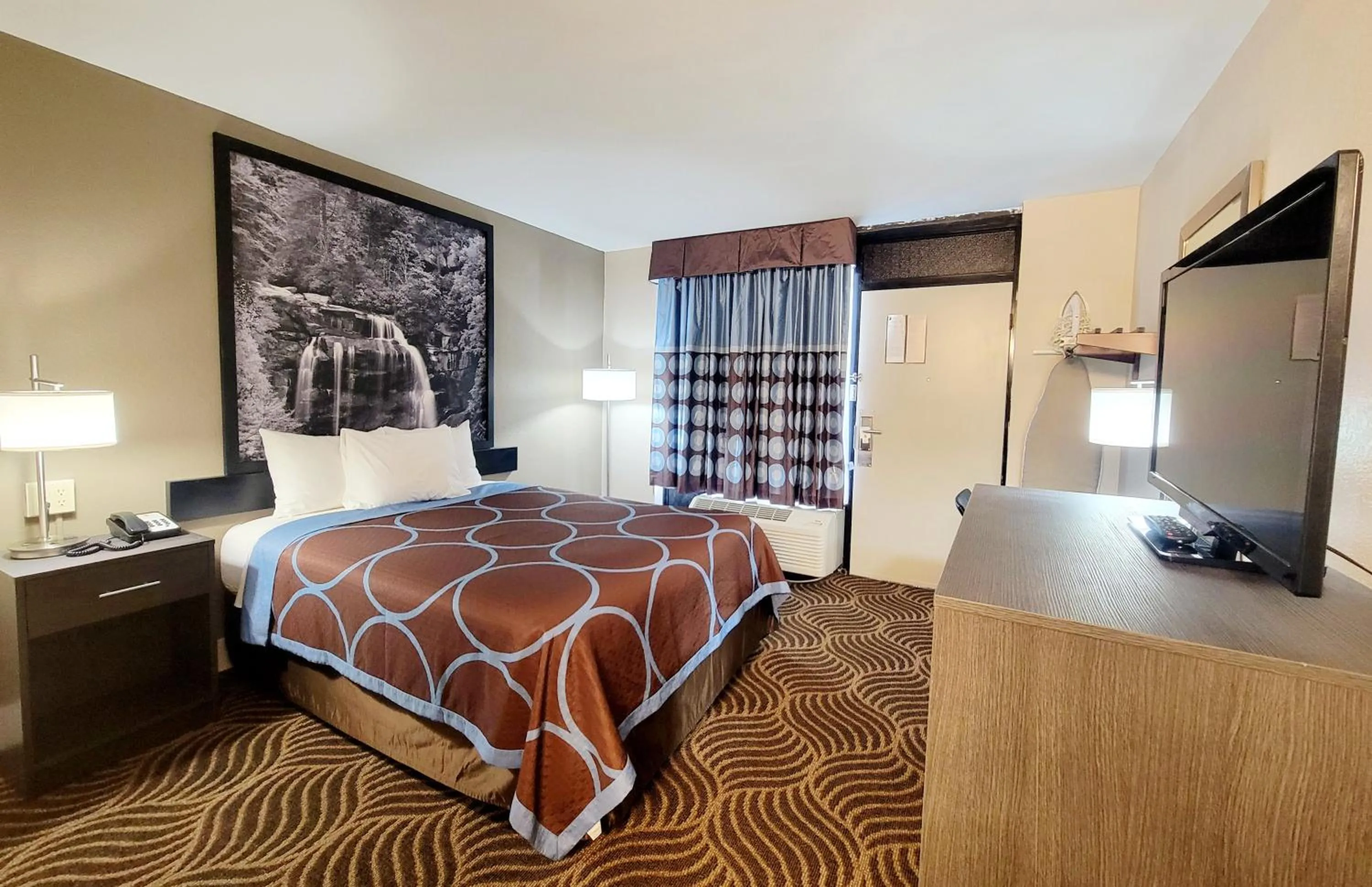 Photo of the whole room in Super 8 by Wyndham Marion NC