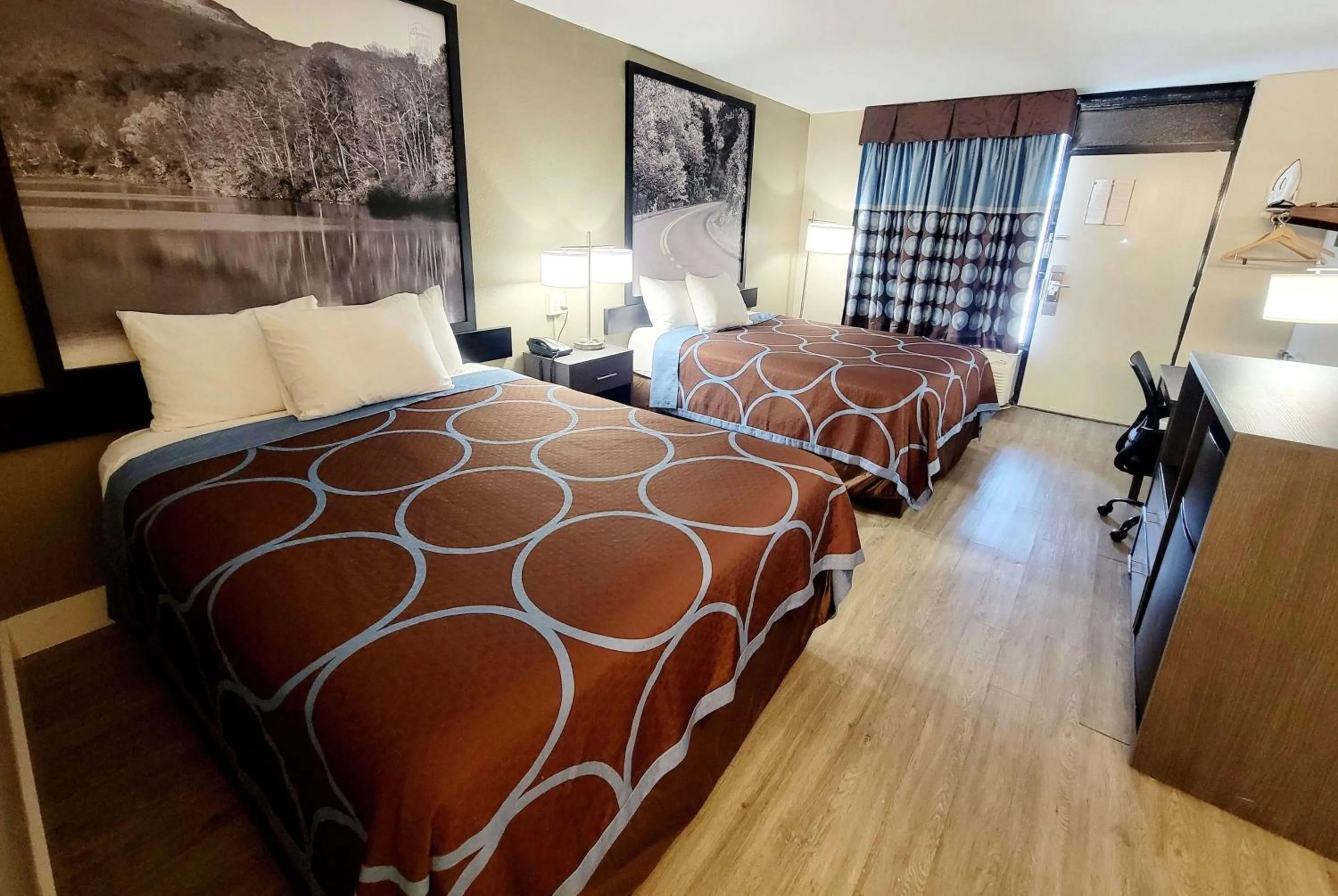 Photo of the whole room, Bed in Super 8 by Wyndham Marion NC