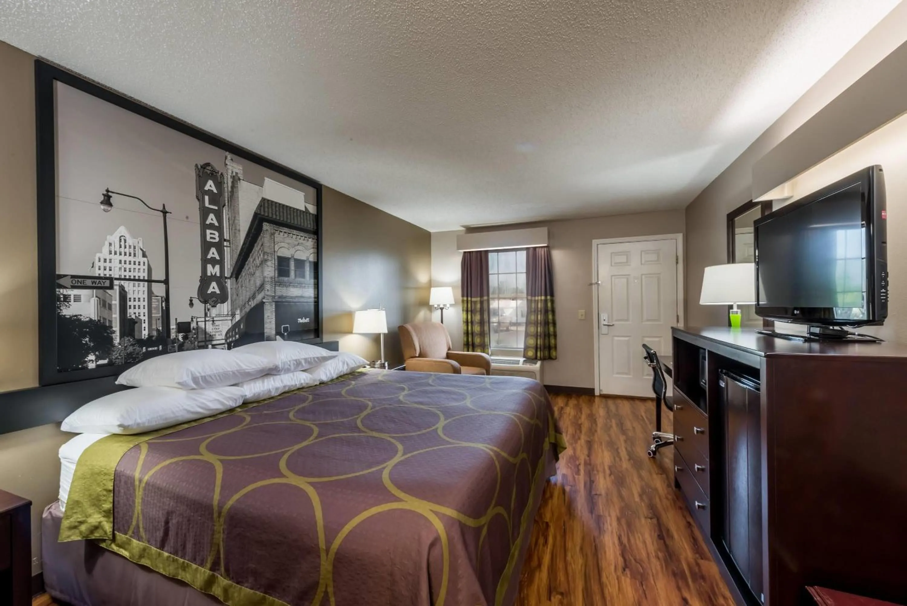 Photo of the whole room, Bed in Super 8 by Wyndham Alexander City