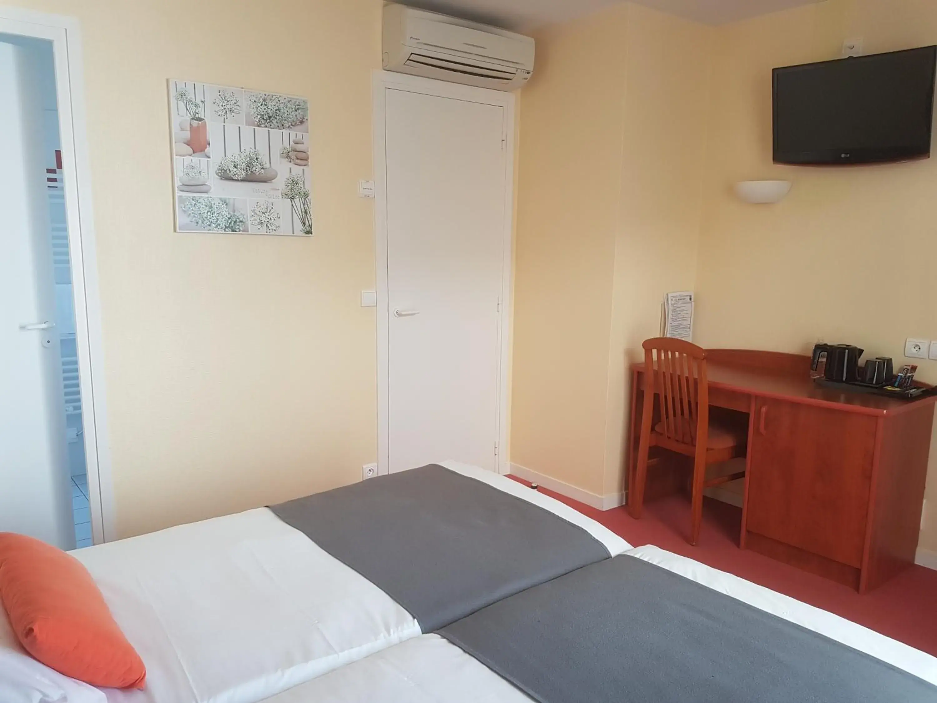 Twin Room (2 single beds) With Balcony in Le Robinson Twin Room (2 single beds) With Balcony in Le Robinson