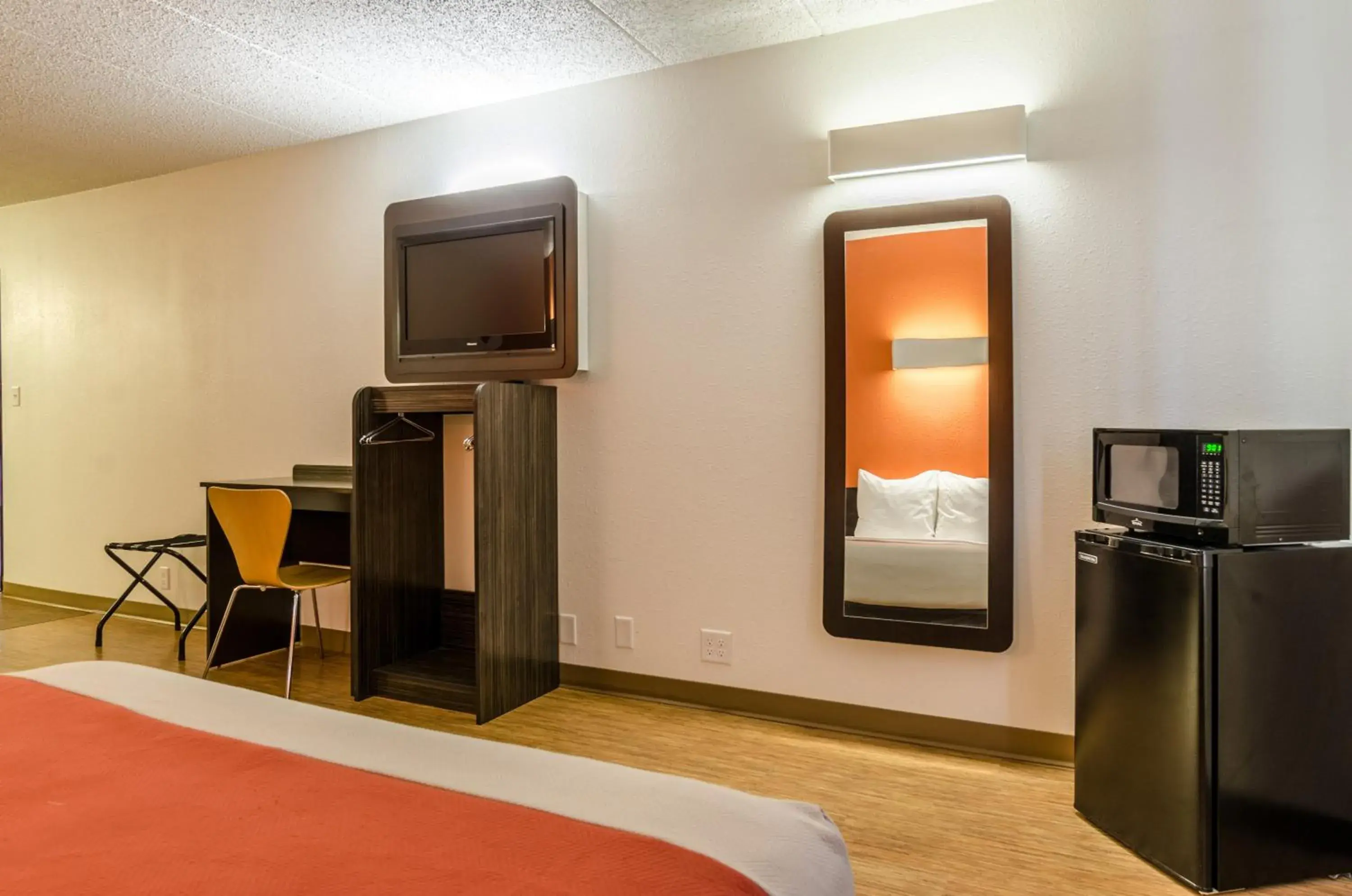 Bedroom, TV/Entertainment Center in Motel 6-York, NE