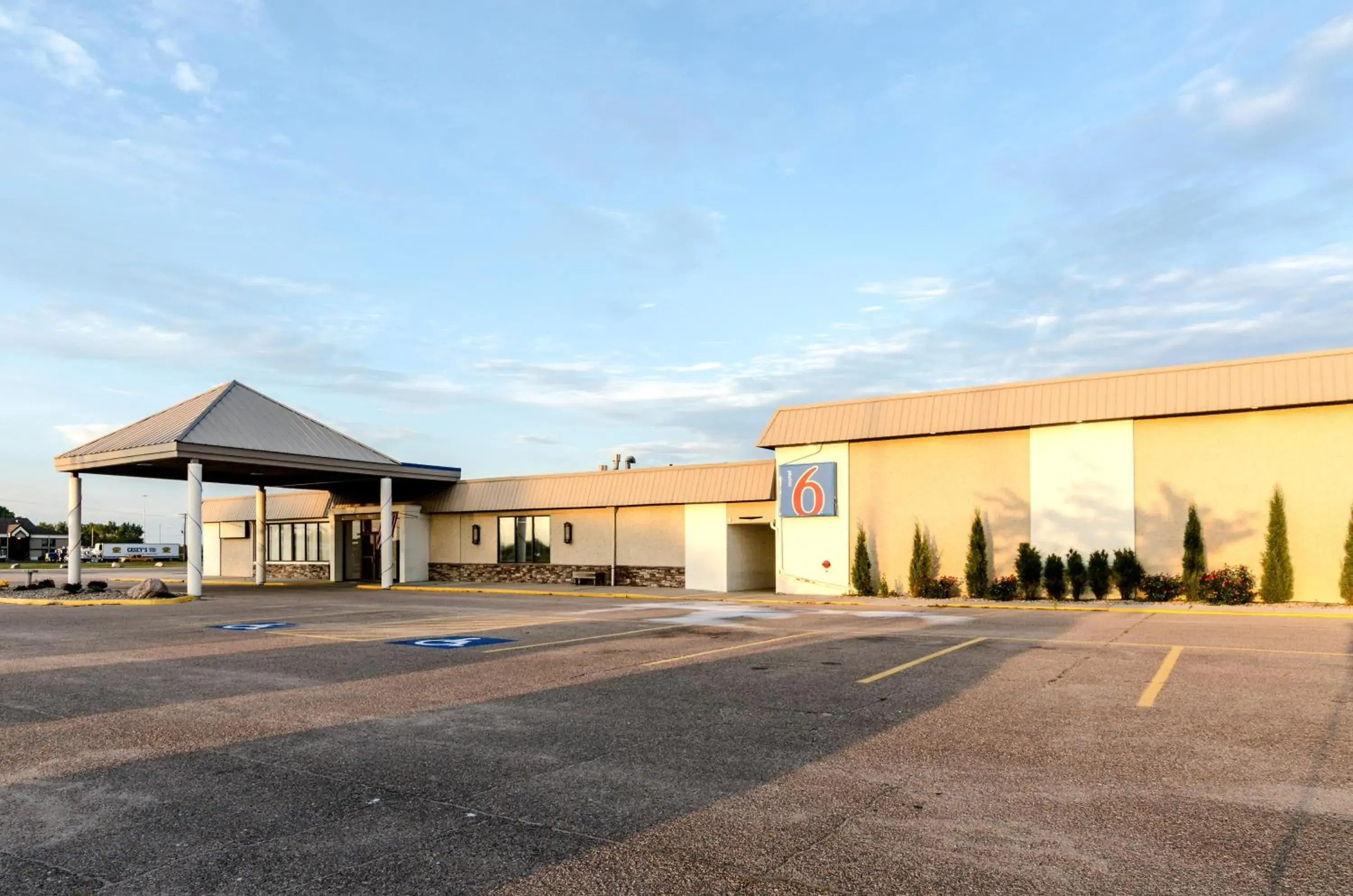 Facade/Entrance in Motel 6-York, NE