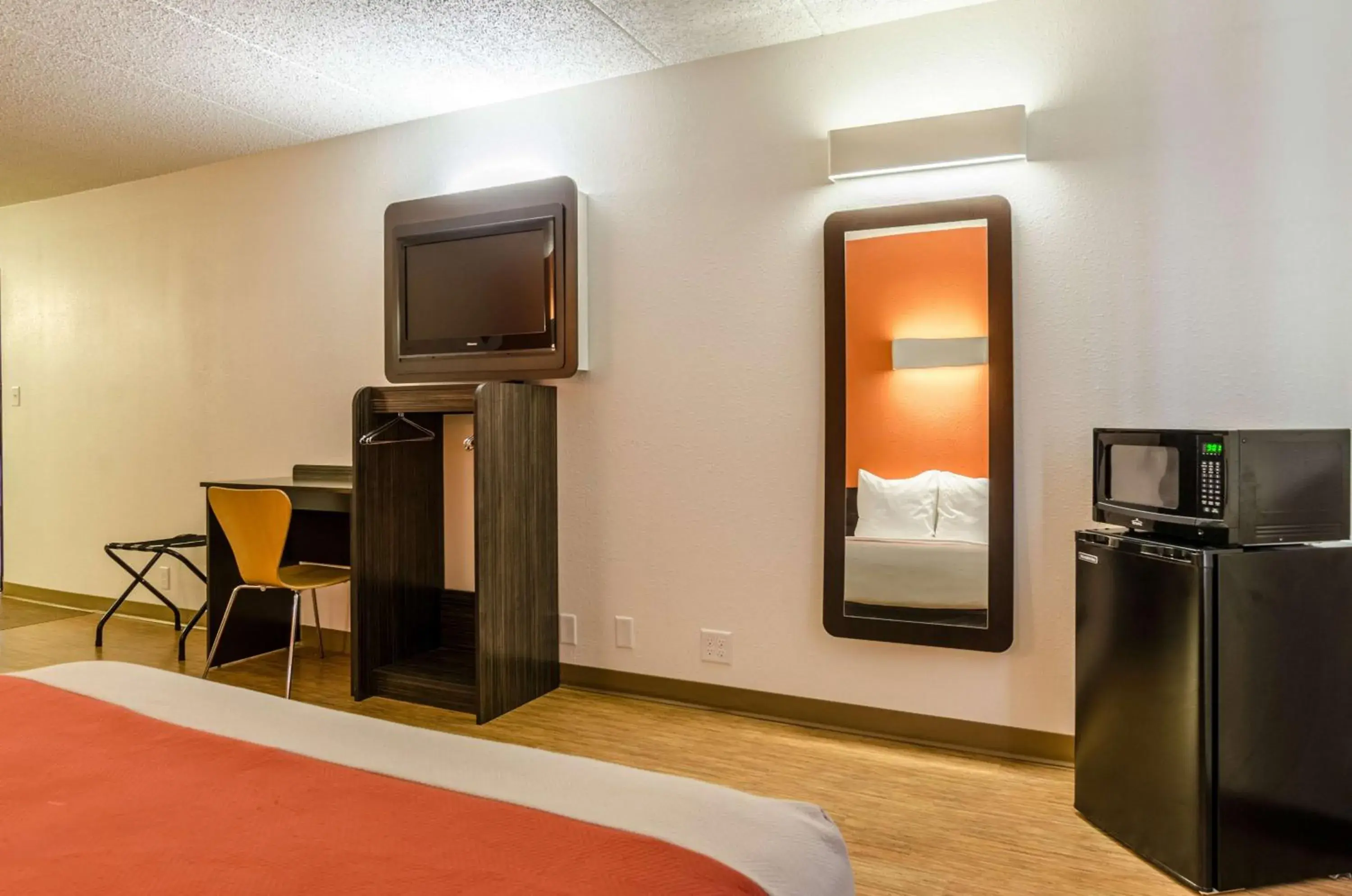 TV and multimedia, Bed in Motel 6-York, NE