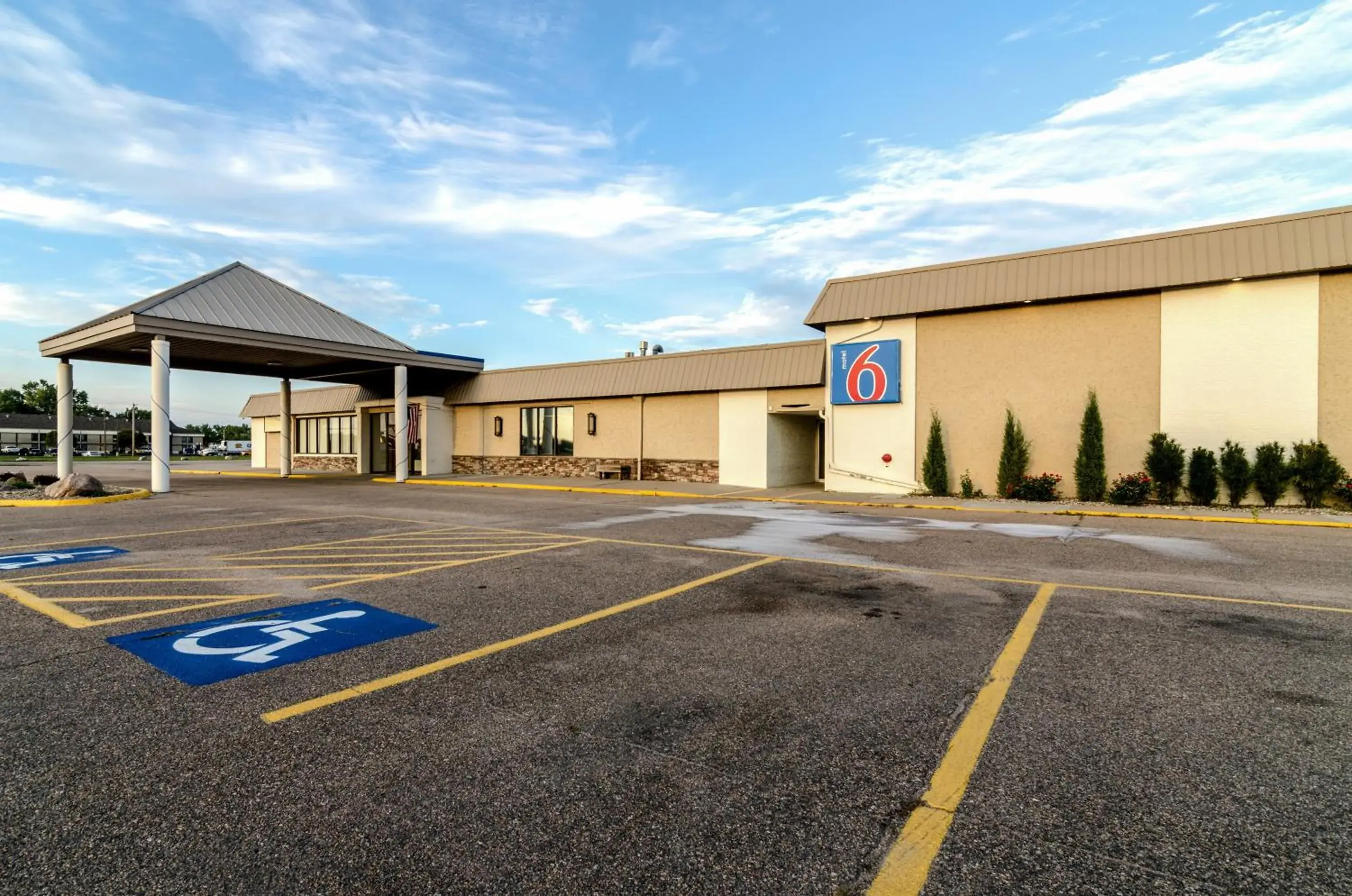 Facade/entrance, Property Building in Motel 6-York, NE