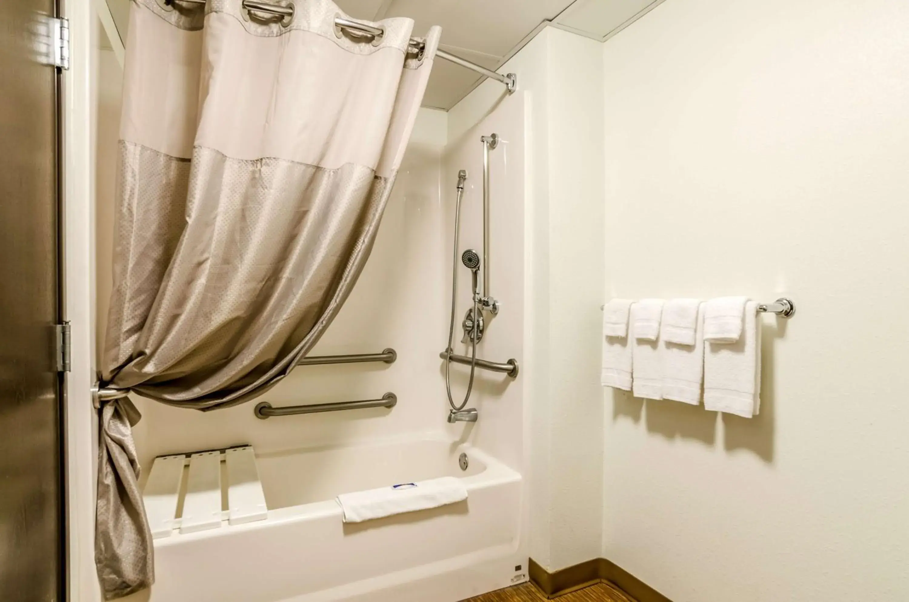 Shower, Bathroom in Motel 6-York, NE