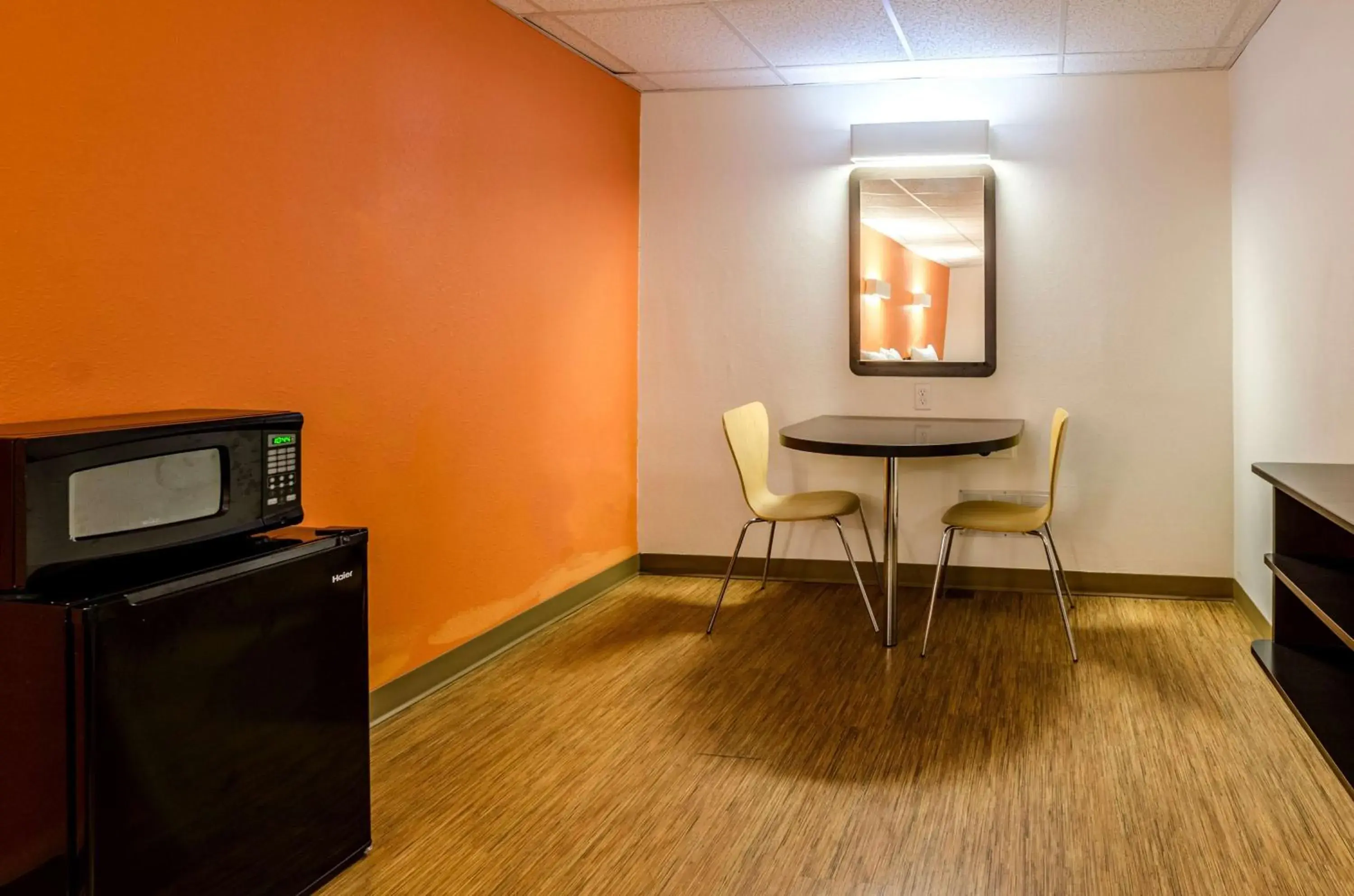 Photo of the whole room, TV/Entertainment Center in Motel 6-York, NE