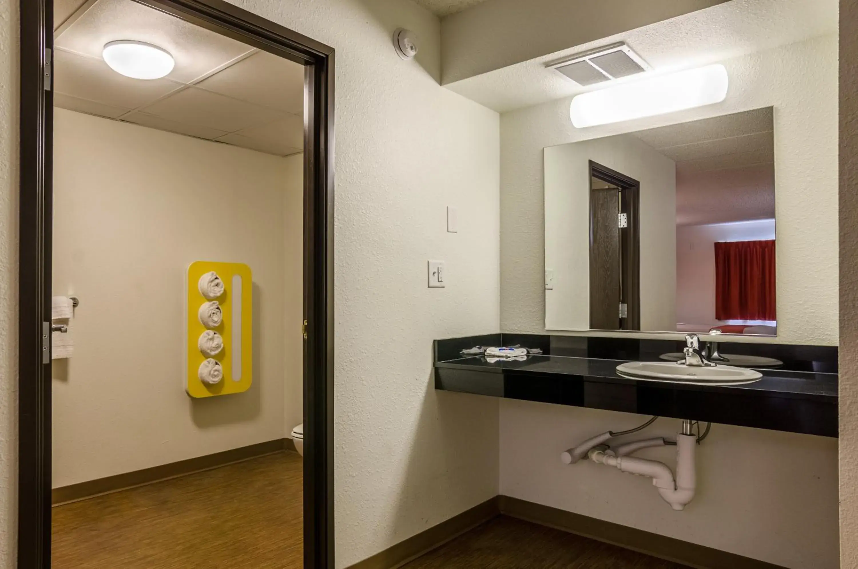 Bathroom, Kitchen/Kitchenette in Motel 6-York, NE