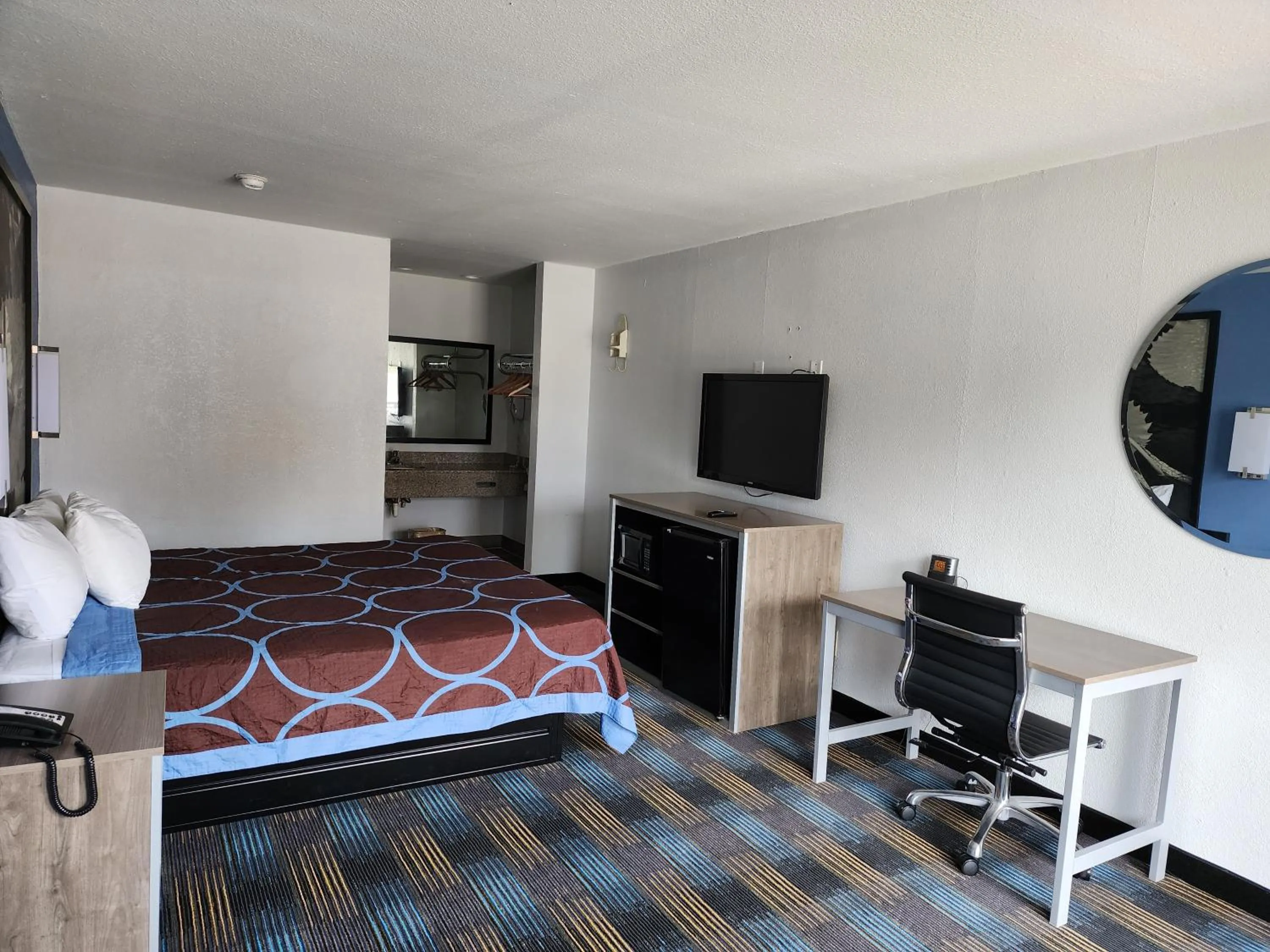 TV and multimedia, Bed in Super 8 by Wyndham Shreveport