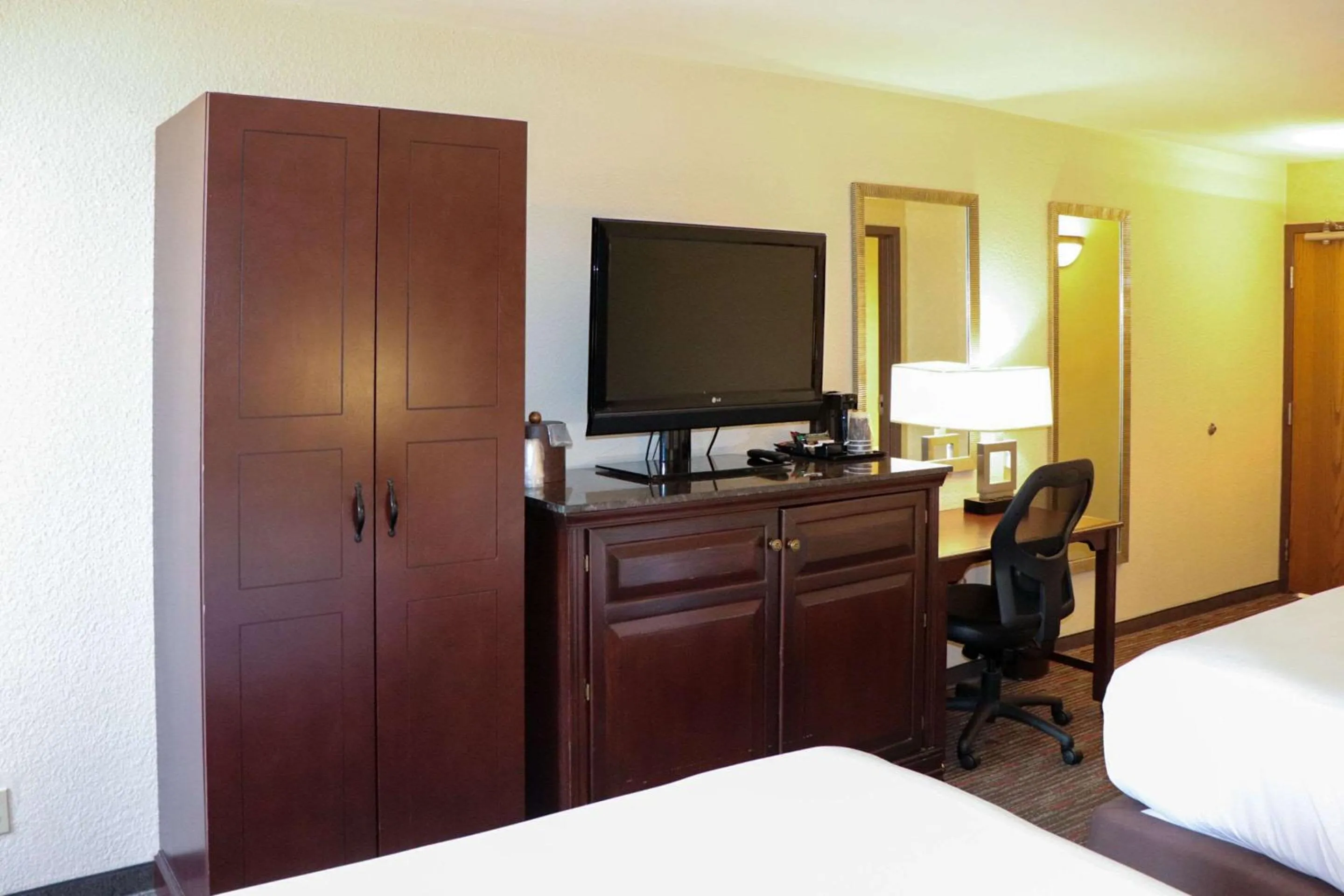 Bedroom, Bed in Mustang Inn