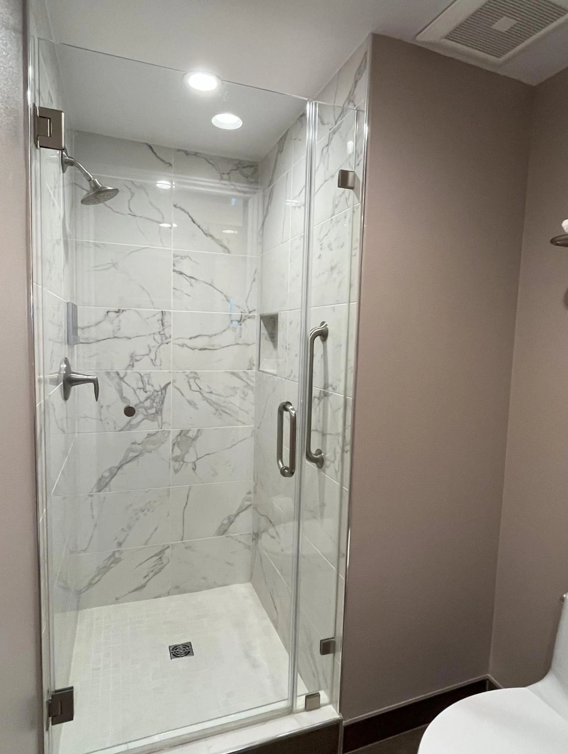 Shower in Woodcrest Hotel Cupertino