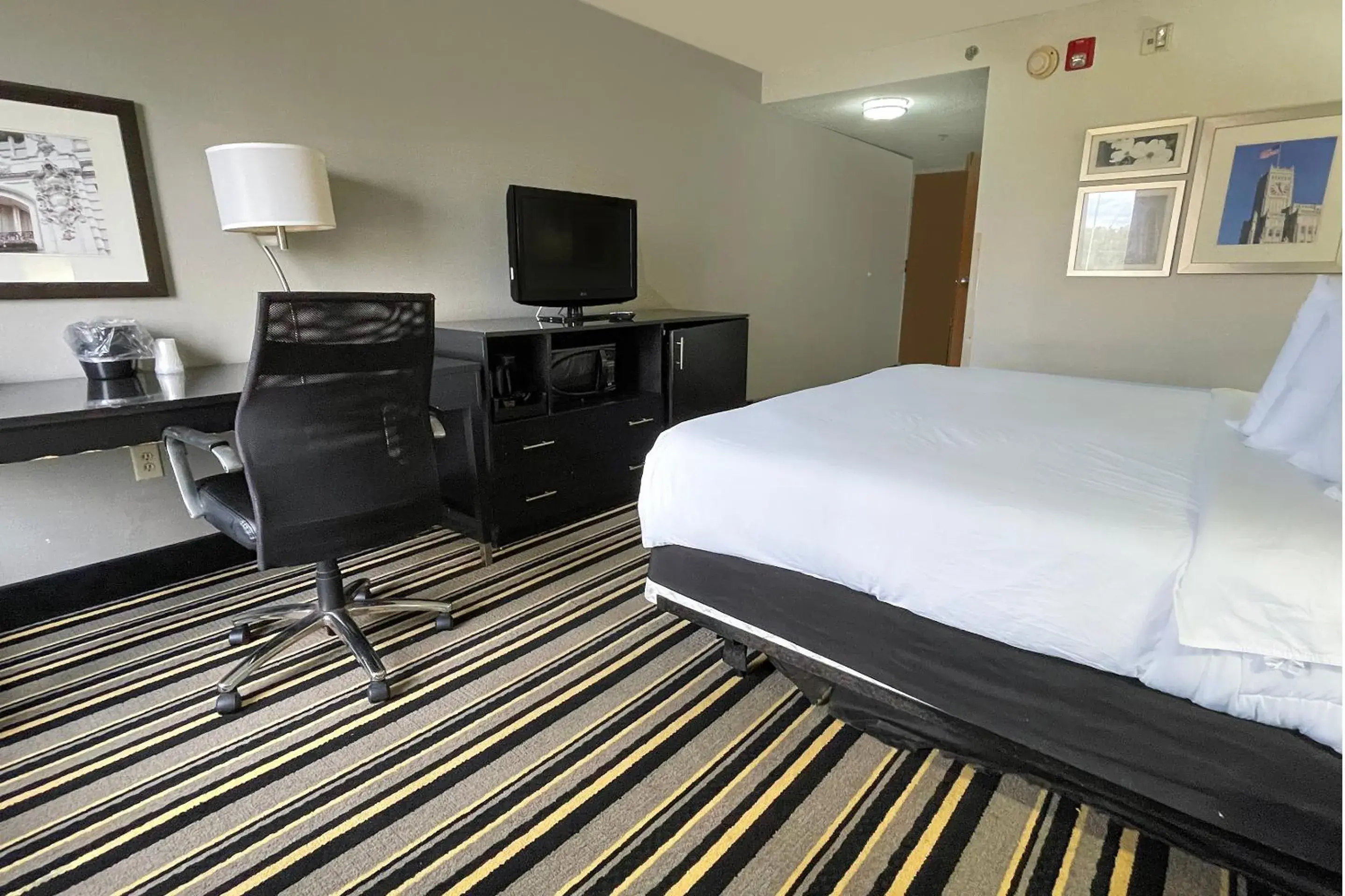 Premium King bed Non-Smoking in OYO Townhouse Jackson - Ridgeland Premium King bed Non-Smoking in OYO Townhouse Jackson - Ridgeland