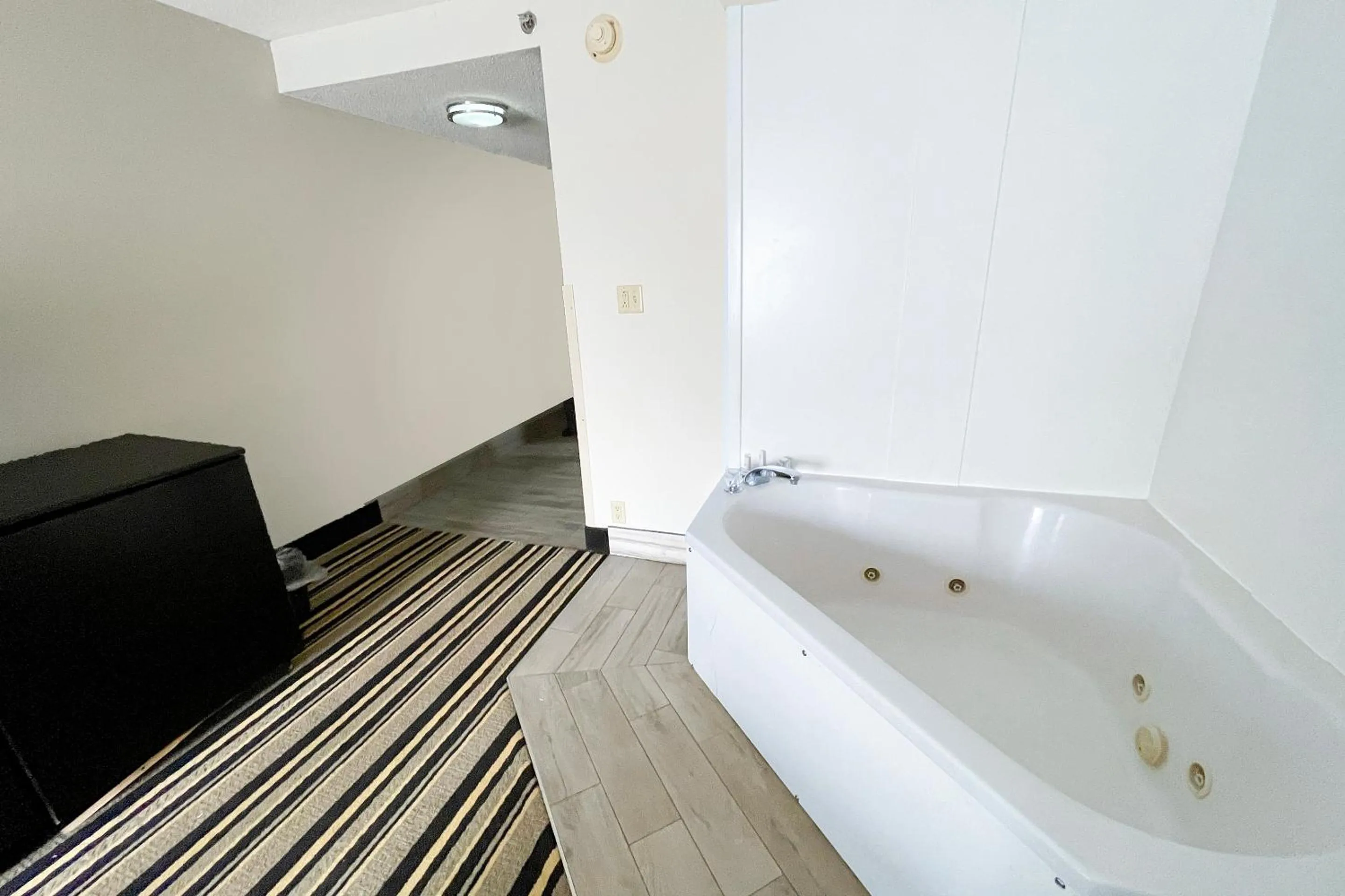 Hot Tub in OYO Townhouse Jackson - Ridgeland