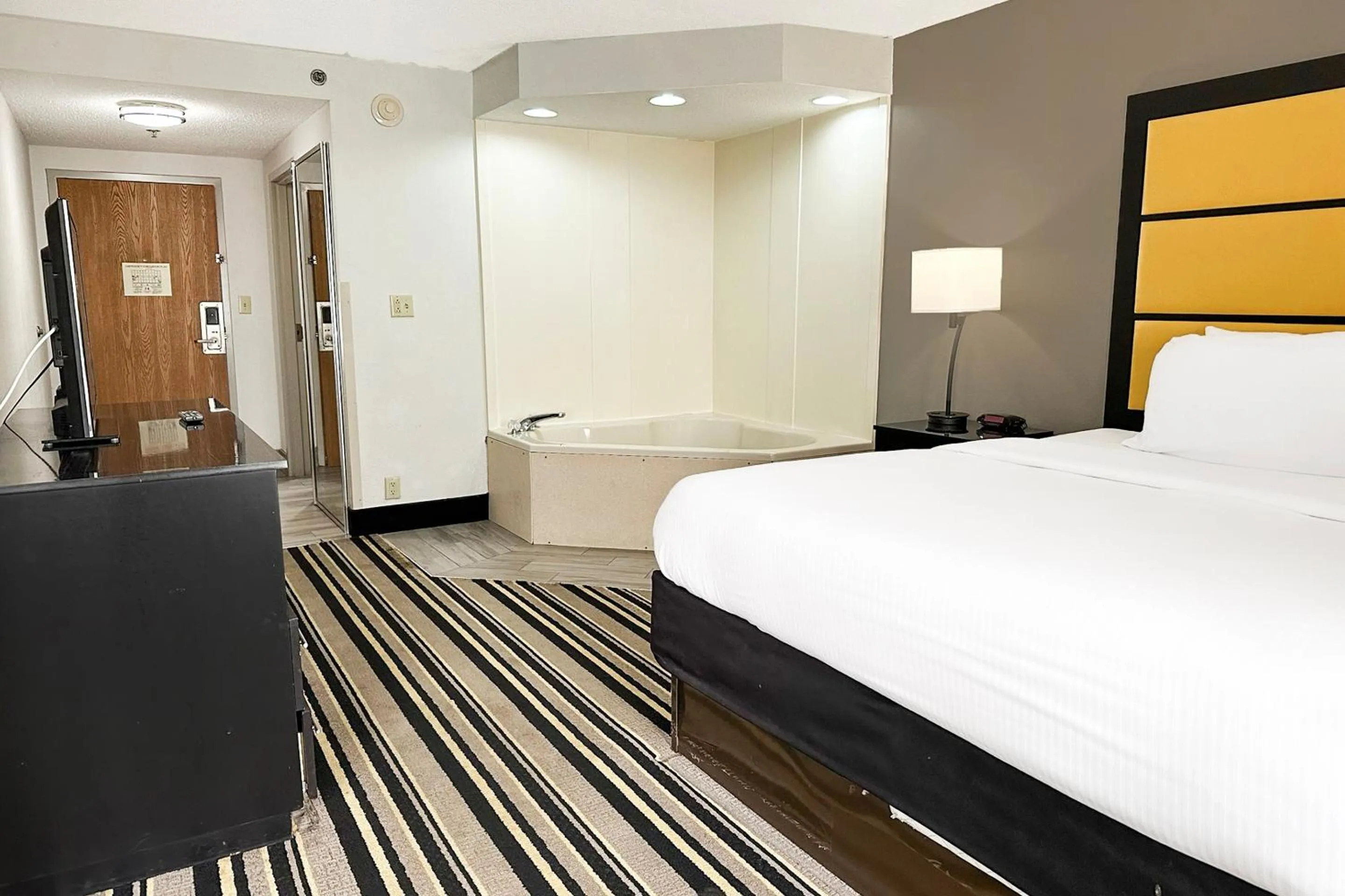 Bedroom, Bed in OYO Townhouse Jackson - Ridgeland