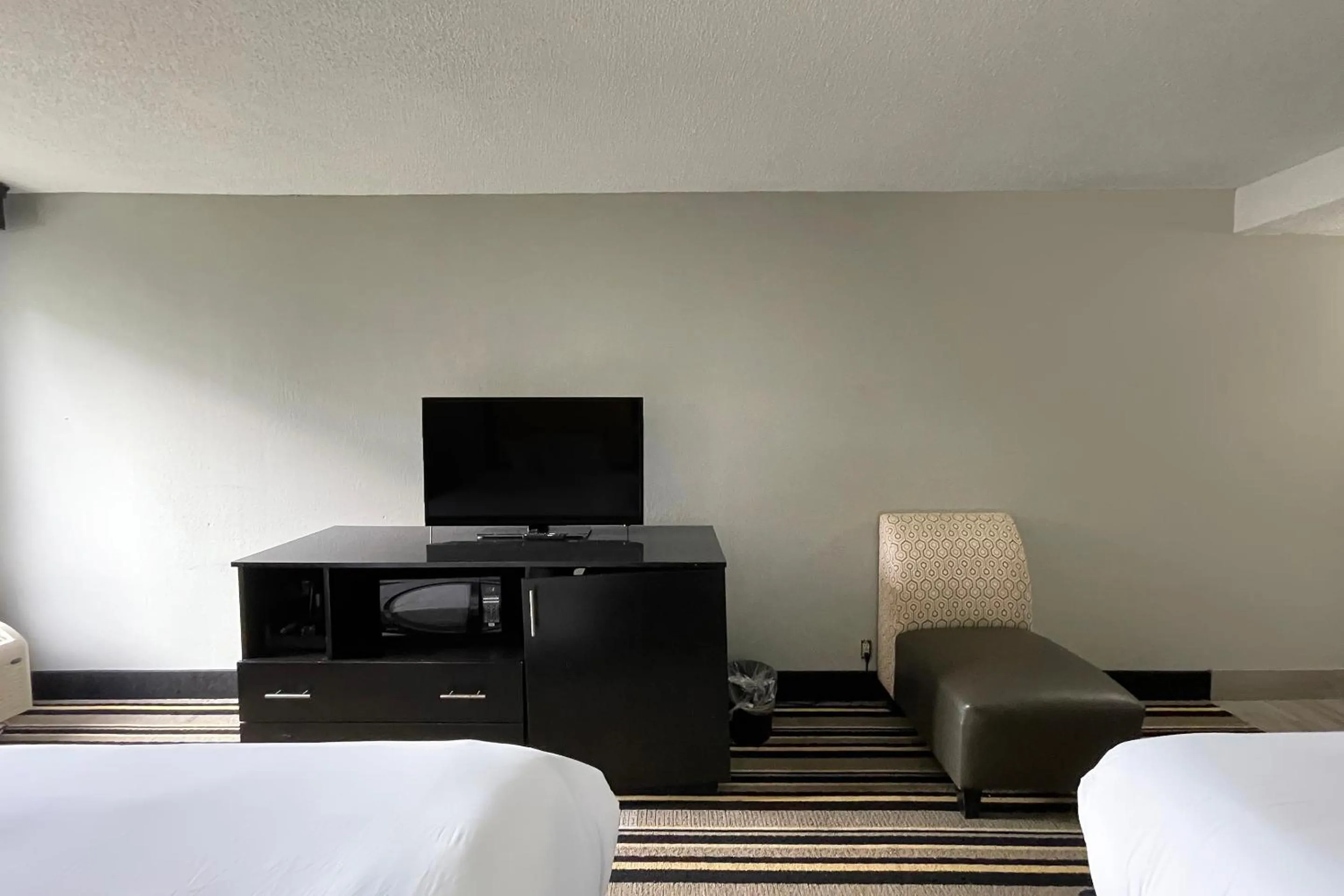 Bedroom, Bed in OYO Townhouse Jackson - Ridgeland