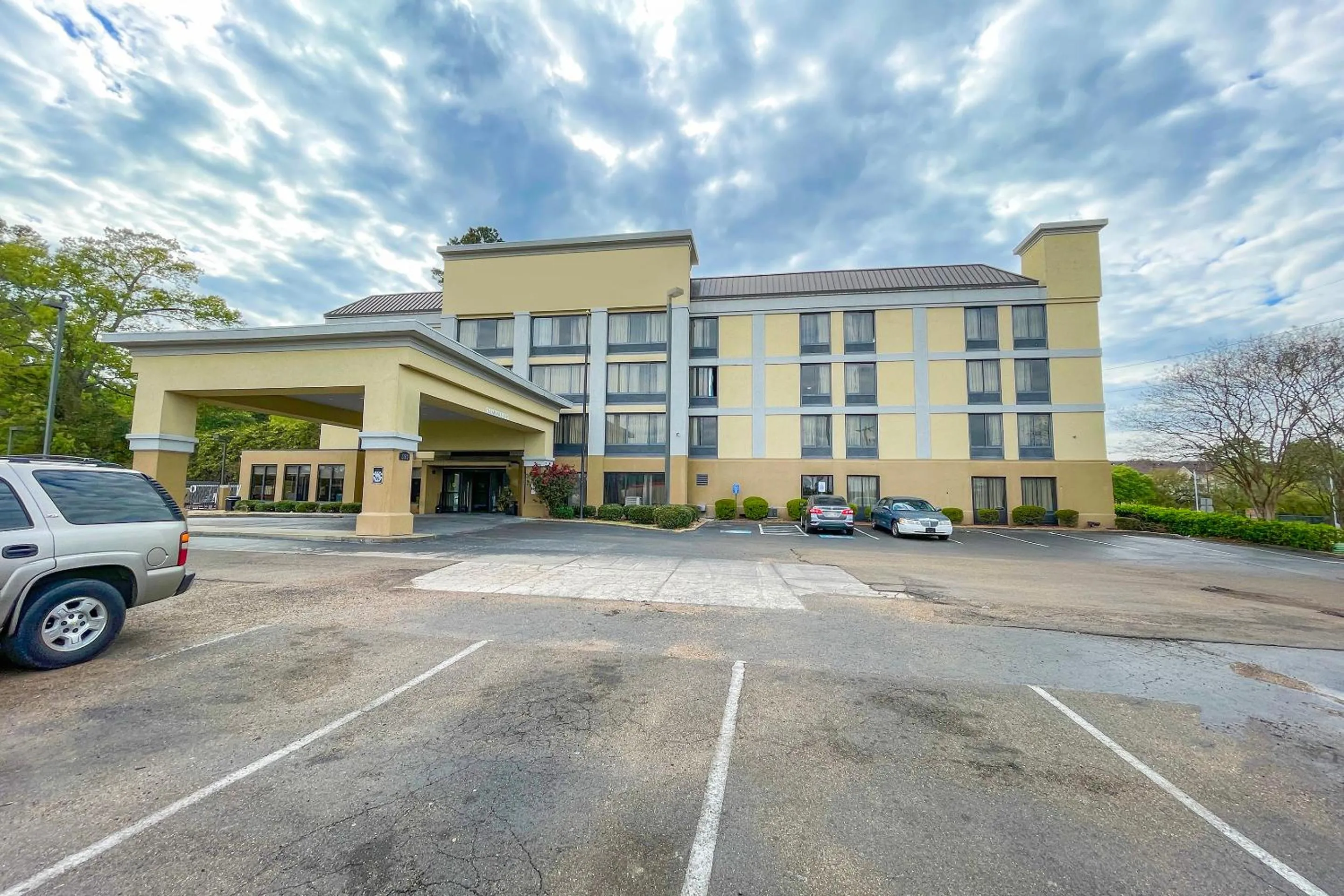 Parking in OYO Townhouse Jackson - Ridgeland