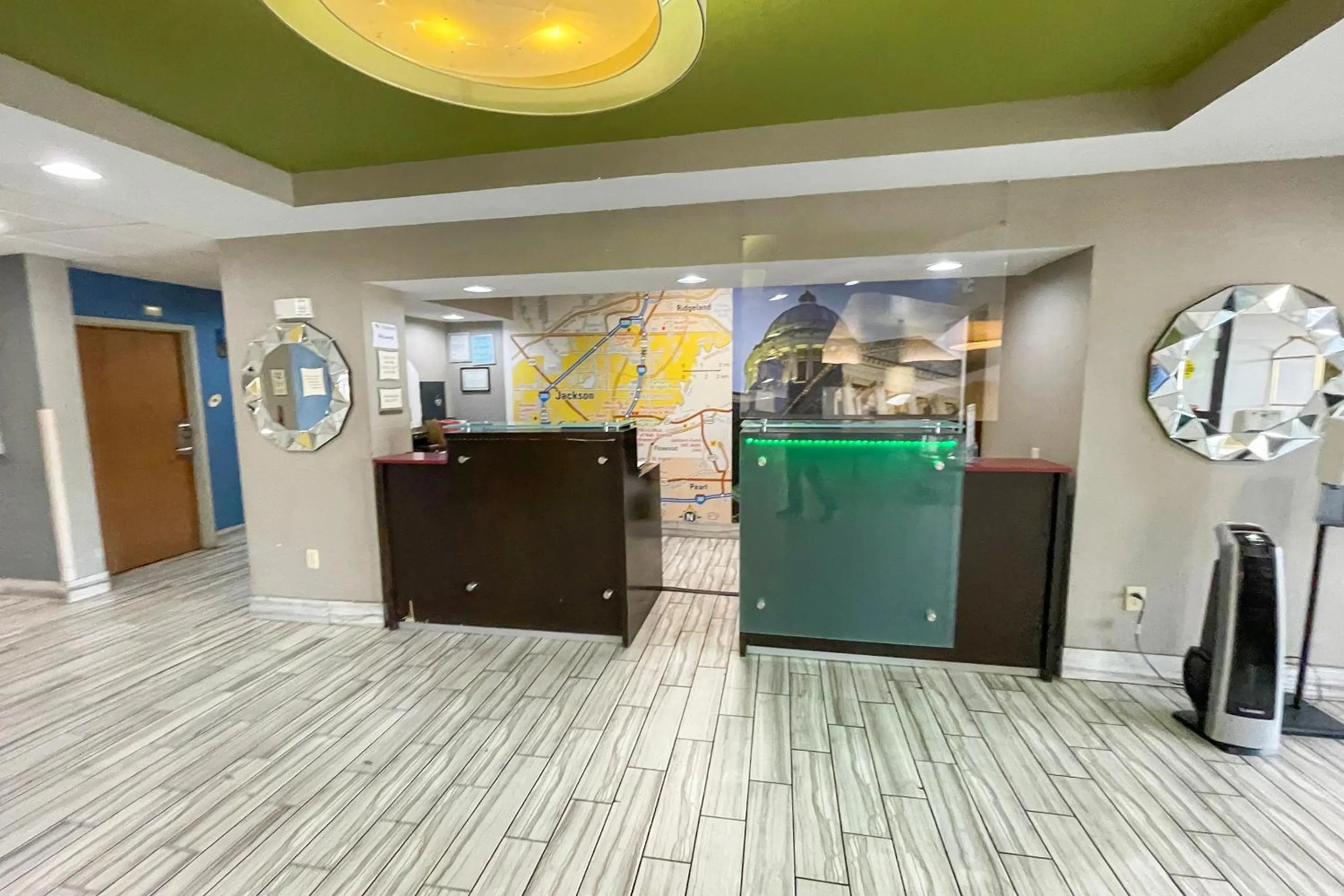 Lobby or reception in OYO Townhouse Jackson - Ridgeland