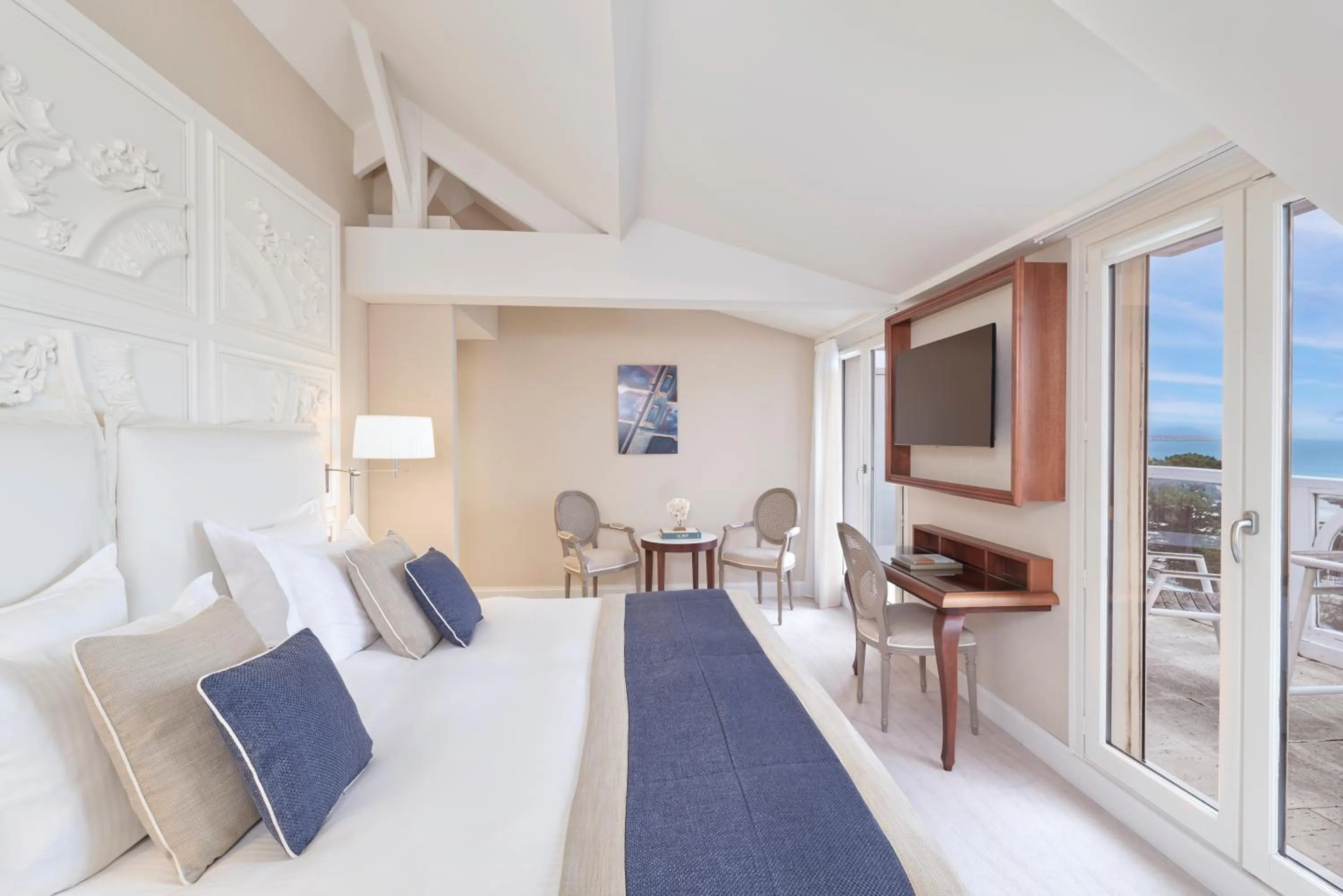 Bed in Hôtel Barrière Le Royal La Baule