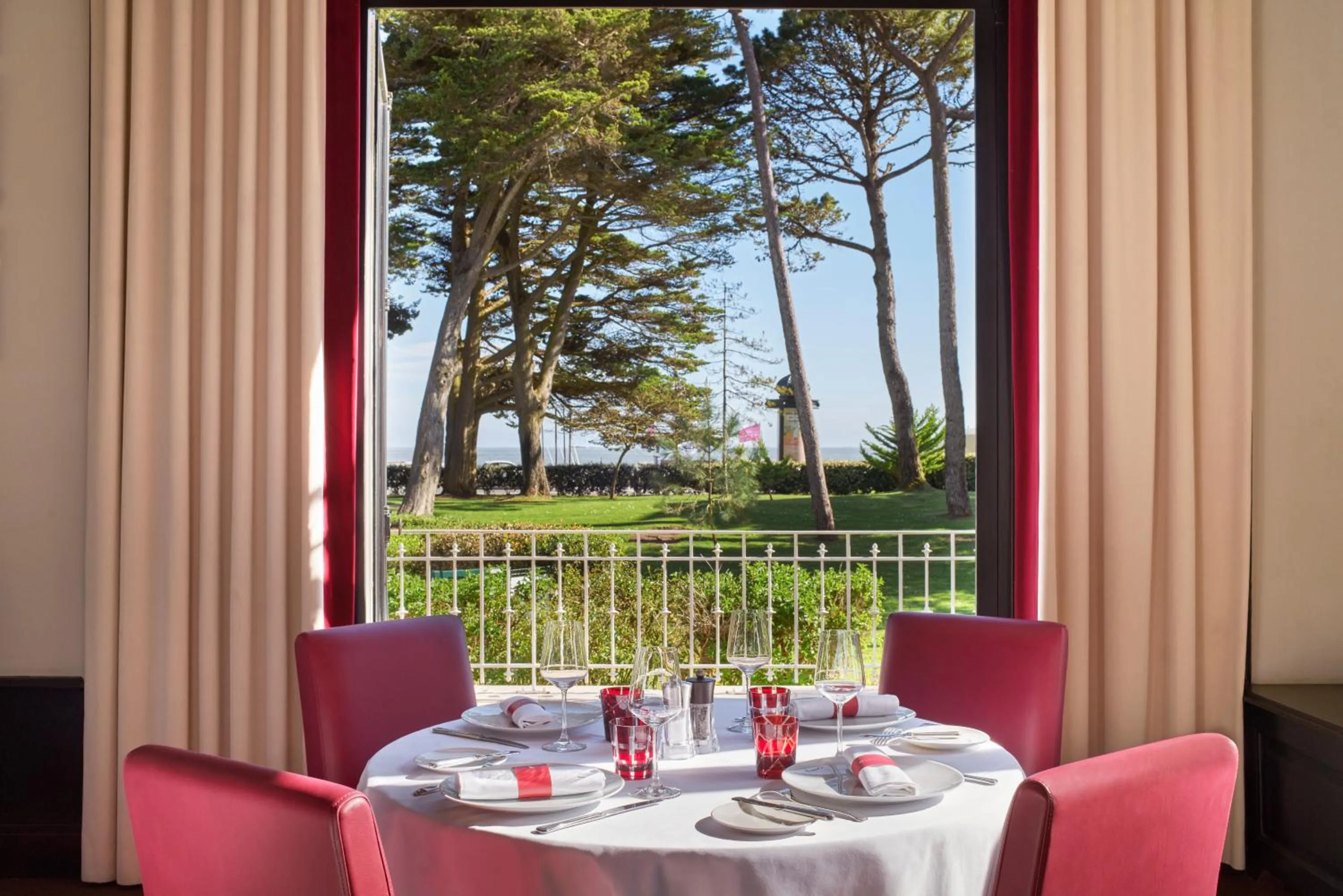 Restaurant/places to eat in Hôtel Barrière Le Royal La Baule