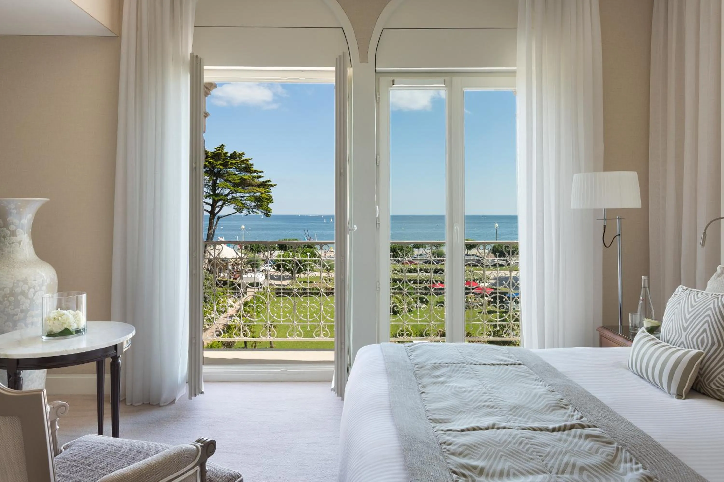 Sea view, Bed in Hôtel Barrière Le Royal La Baule