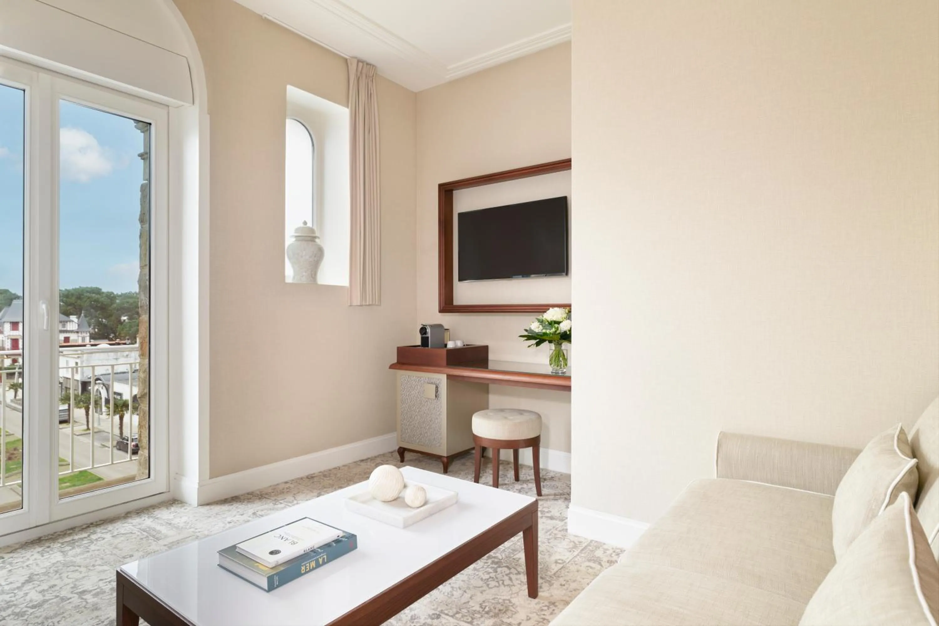 Living room in Hôtel Barrière Le Royal La Baule