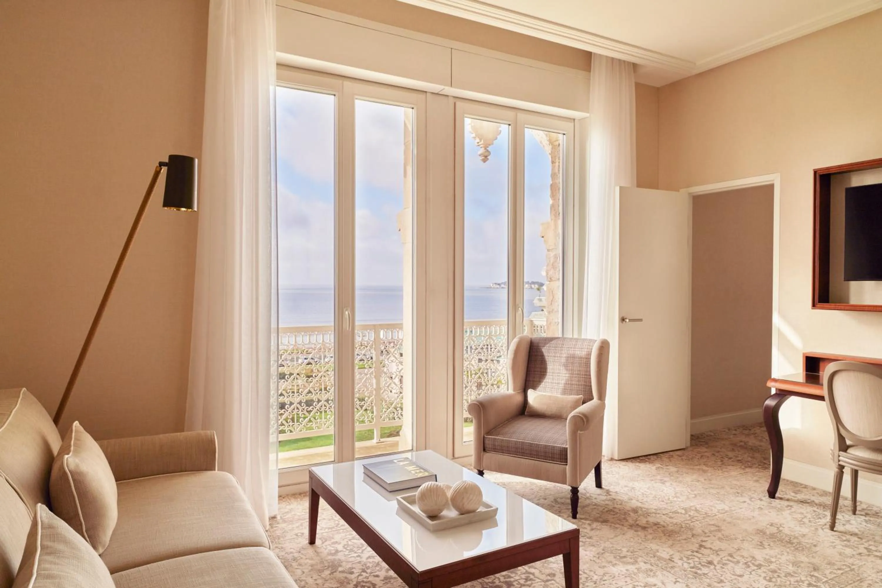 Living room in Hôtel Barrière Le Royal La Baule