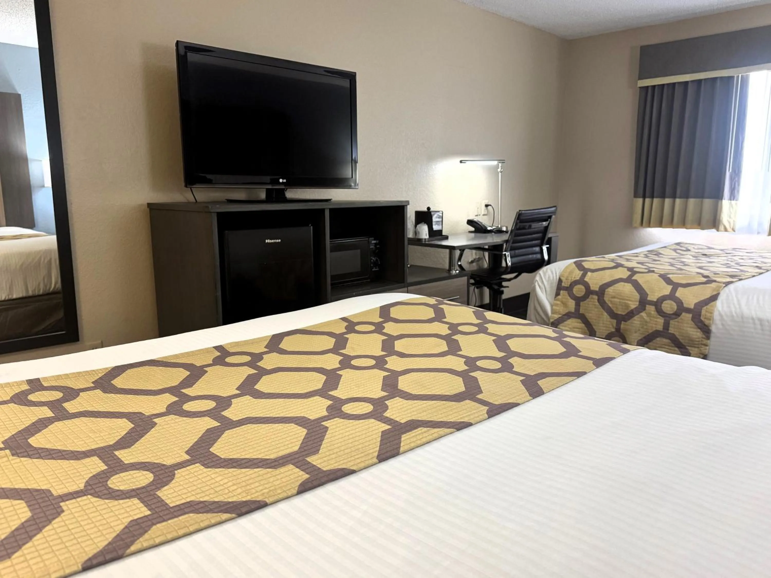 TV and multimedia, Bed in Baymont by Wyndham Tupelo