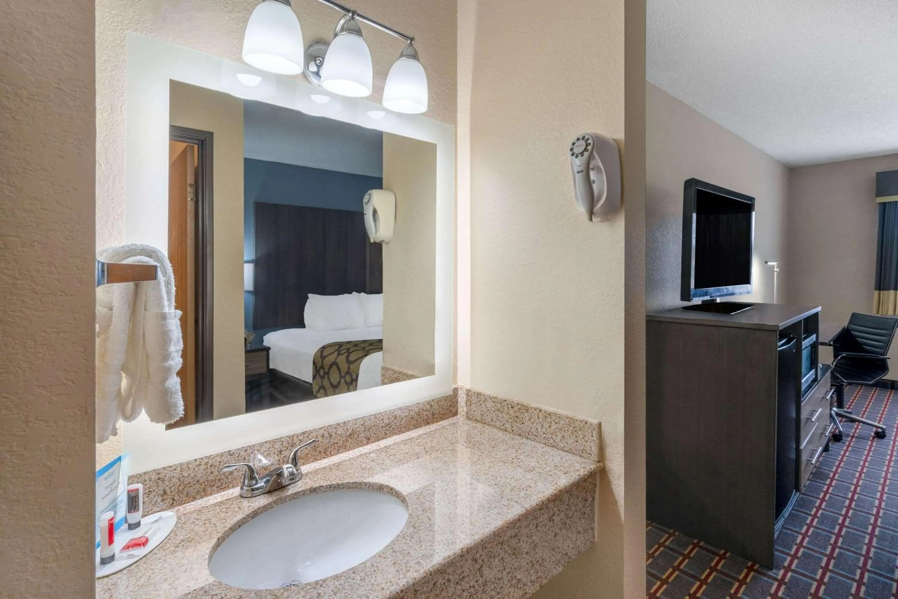 Bathroom, Bed in Baymont by Wyndham Tupelo