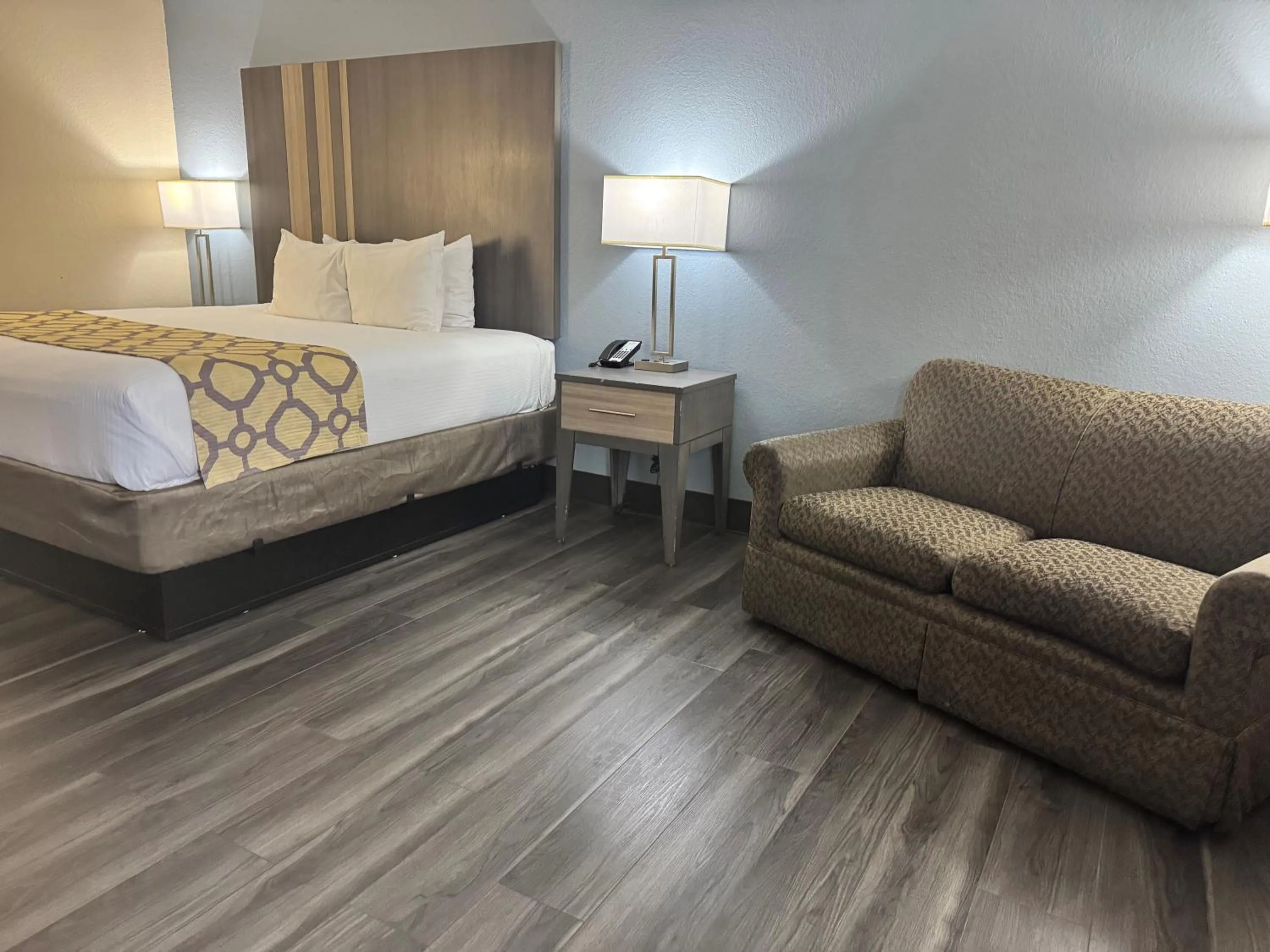 Bedroom, Bed in Baymont by Wyndham Tupelo