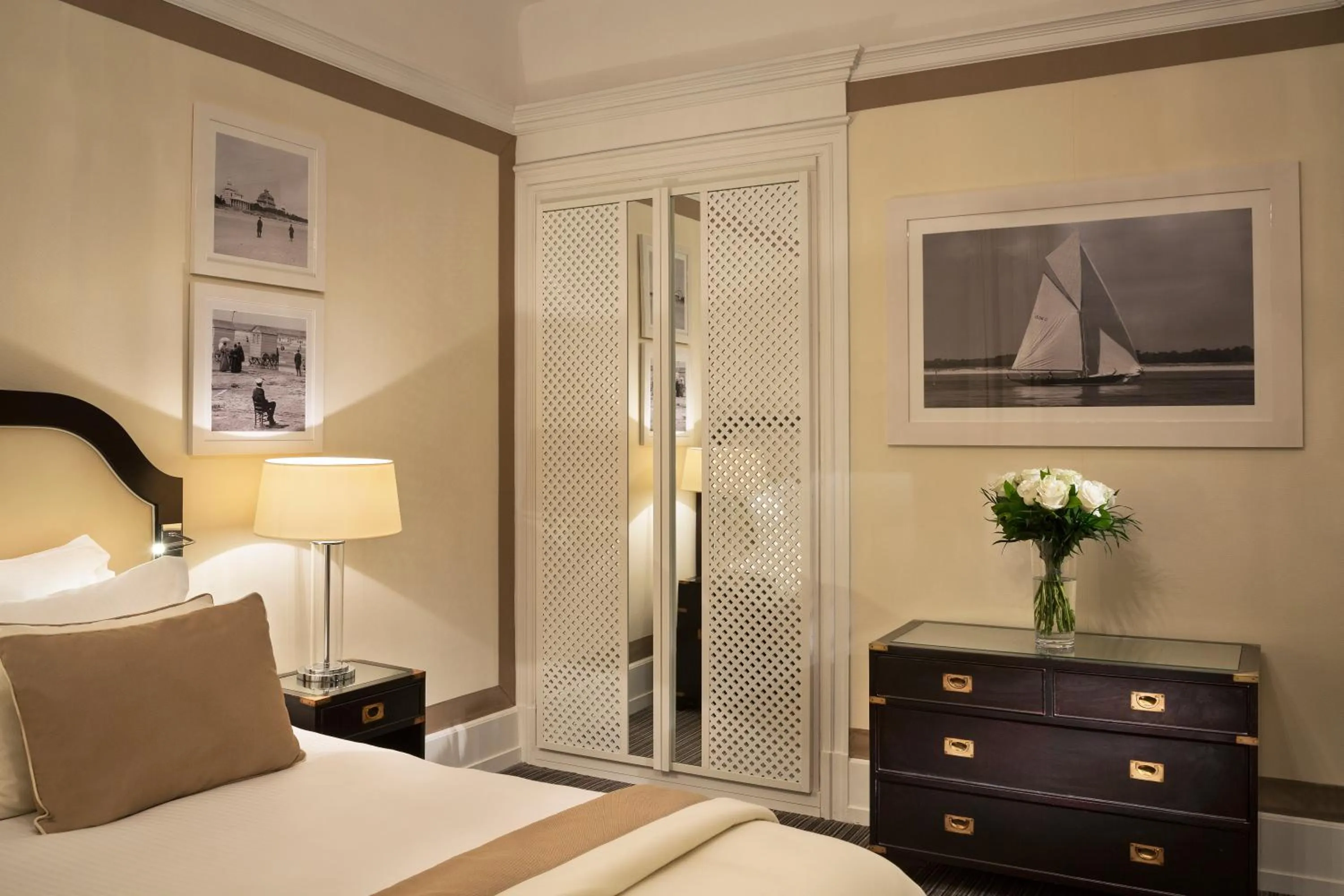 Bedroom, Bed in Hôtel Barrière L'Hermitage