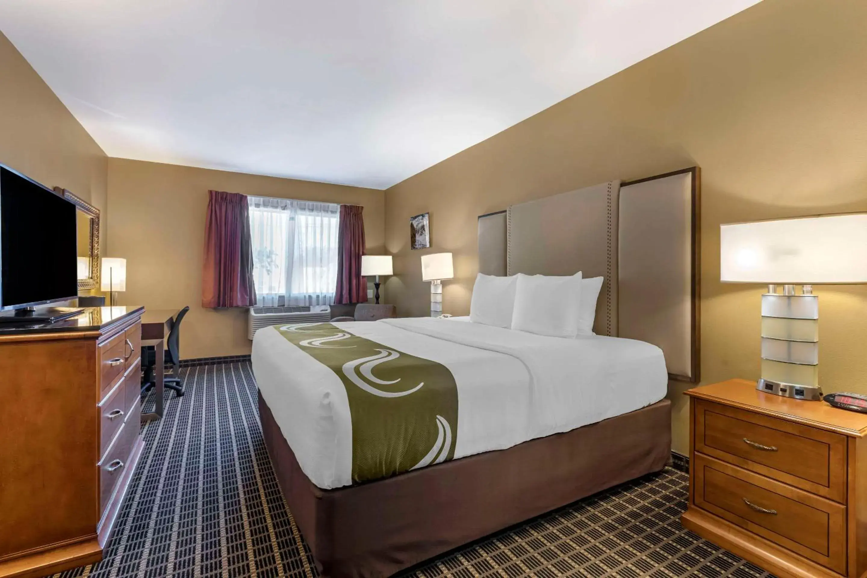 Bedroom, Bed in Quality Inn & Suites Westminster Seal Beach Bedroom, Bed in Quality Inn & Suites Westminster Seal Beach