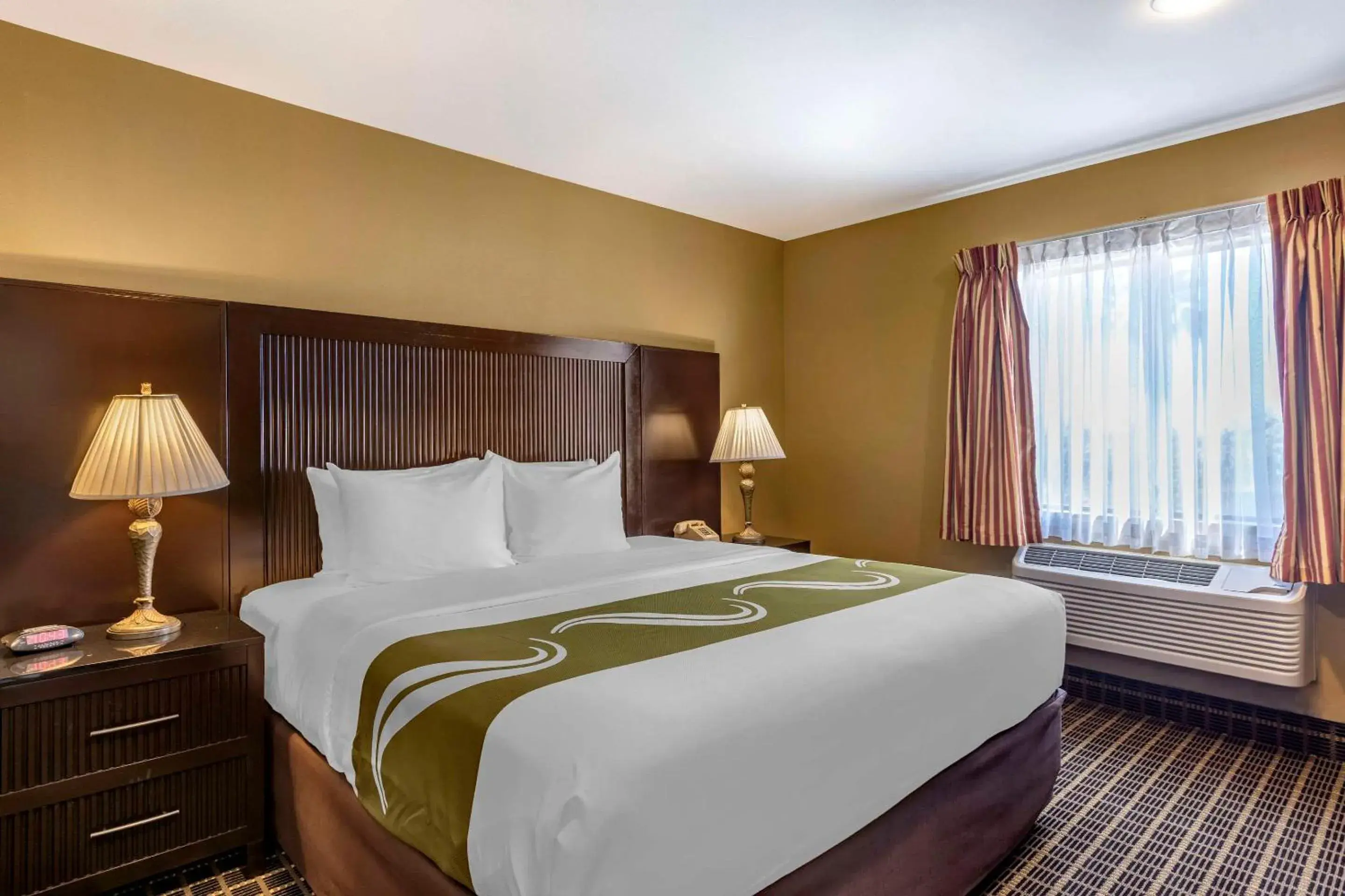 Bedroom, Bed in Quality Inn & Suites Westminster Seal Beach Bedroom, Bed in Quality Inn & Suites Westminster Seal Beach