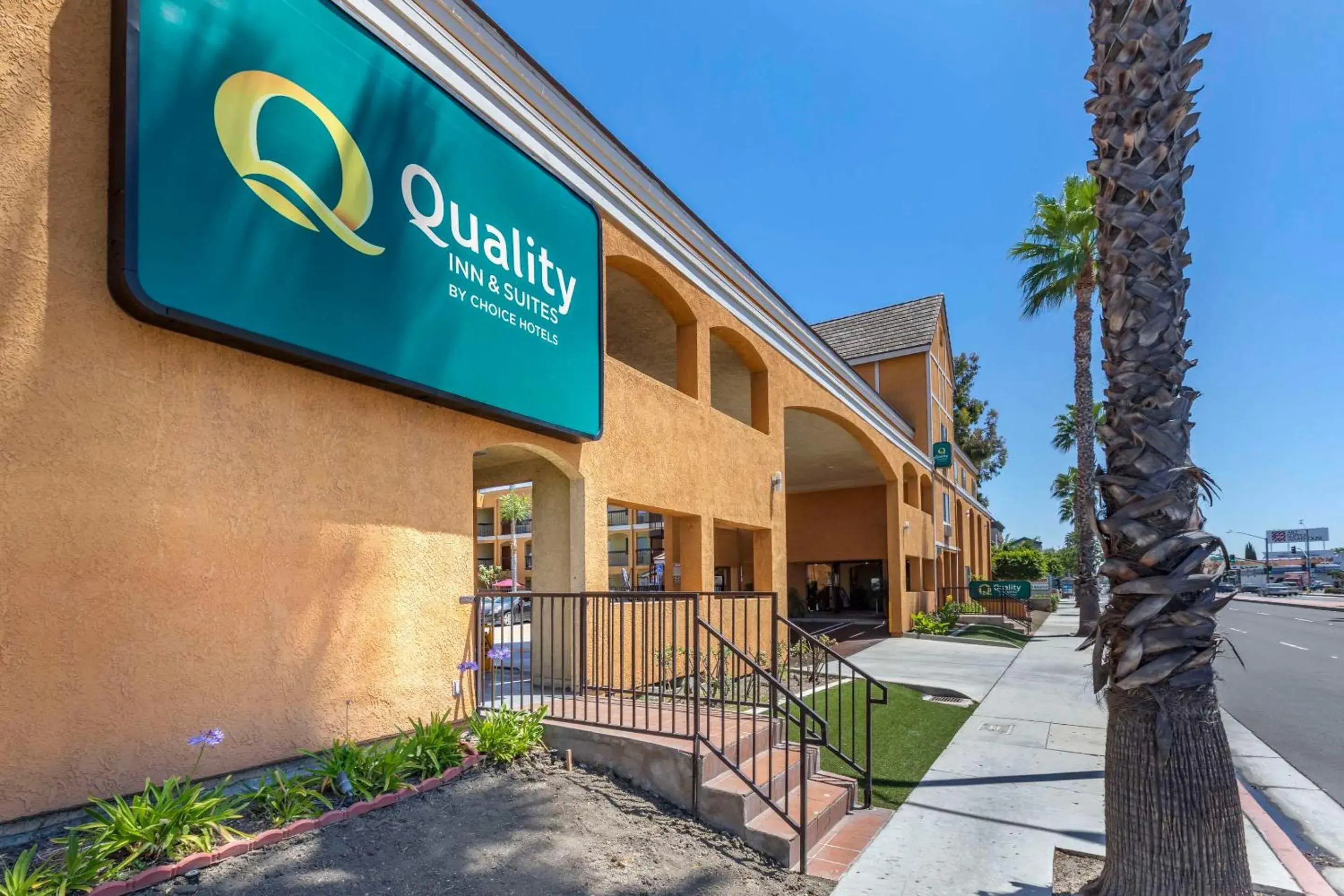 Property building in Quality Inn & Suites Westminster Seal Beach Property building in Quality Inn & Suites Westminster Seal Beach